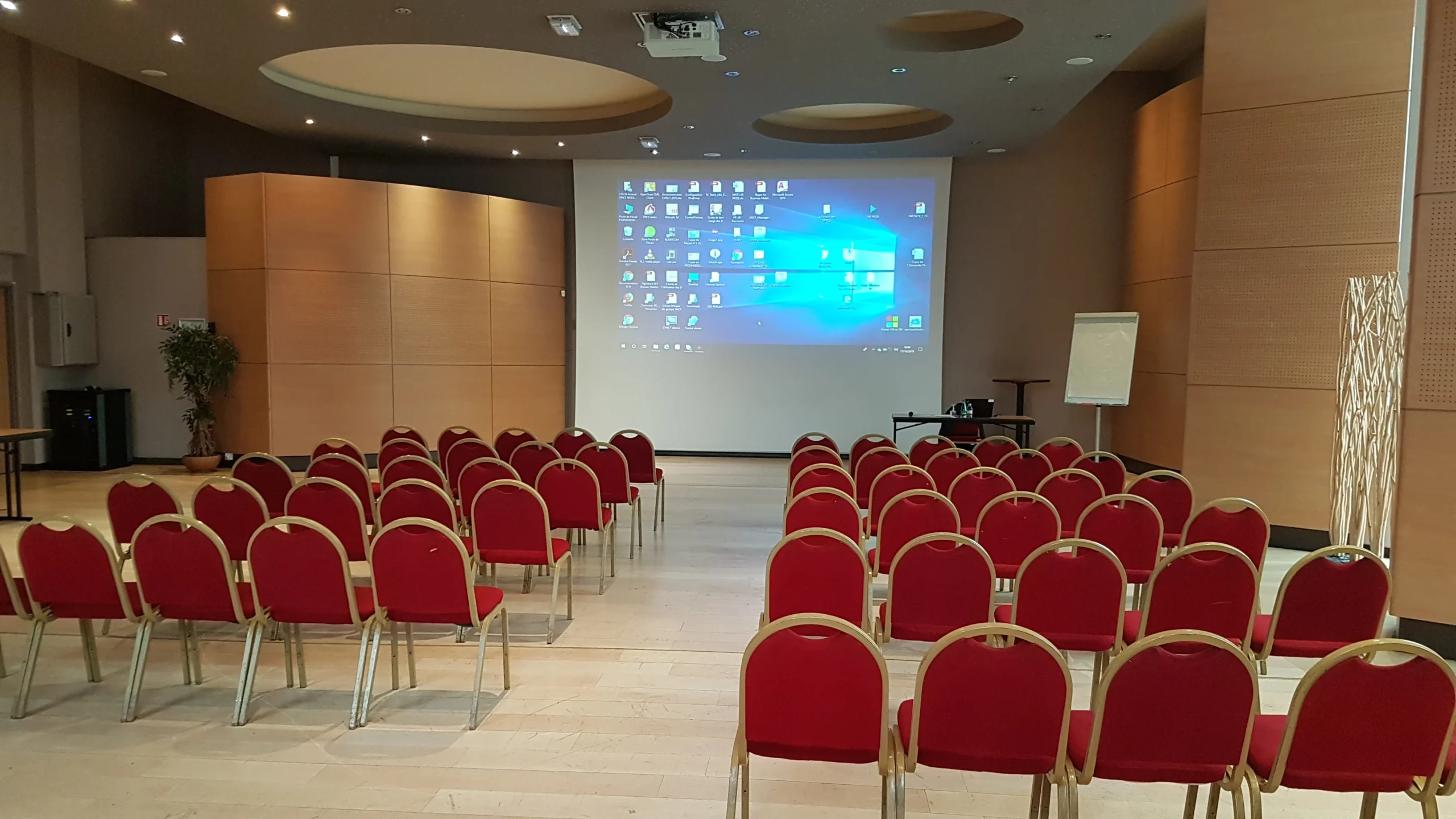 Salle de réunion entreprise Trois-Rivières configuration en U lumières naturelles · INNOV'events