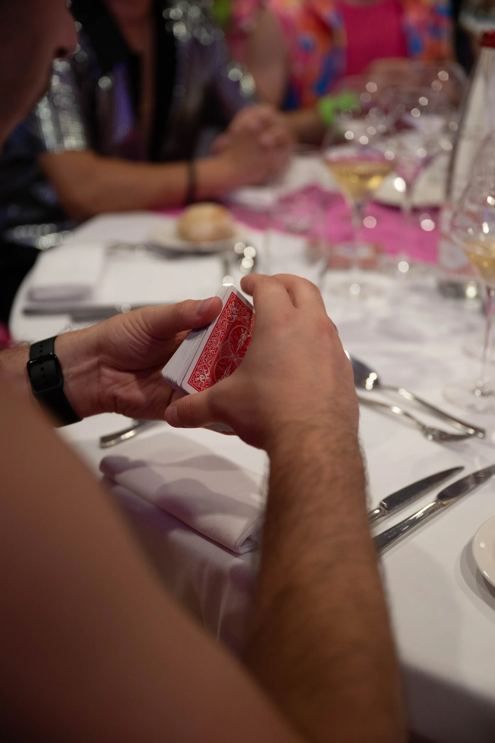 Close-up magician at a cocktail reception in Laval · INNOV'events