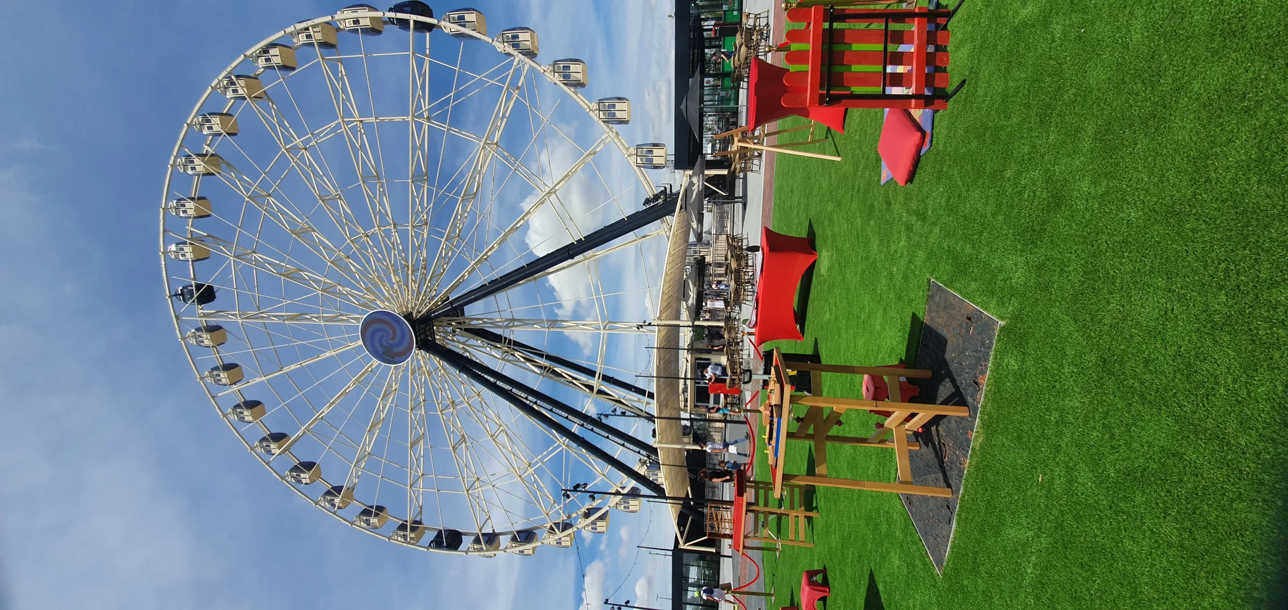 Fête foraine corporative Laval participants aux jeux gonflables en extérieur · INNOV'events