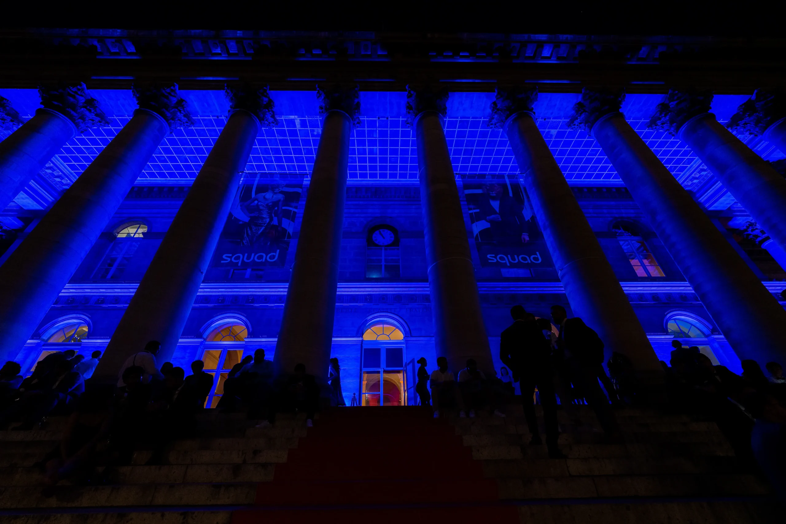 Scénographie lumineuse intérieure marquage lumineux Trois-Rivières salle de gala · INNOV'events