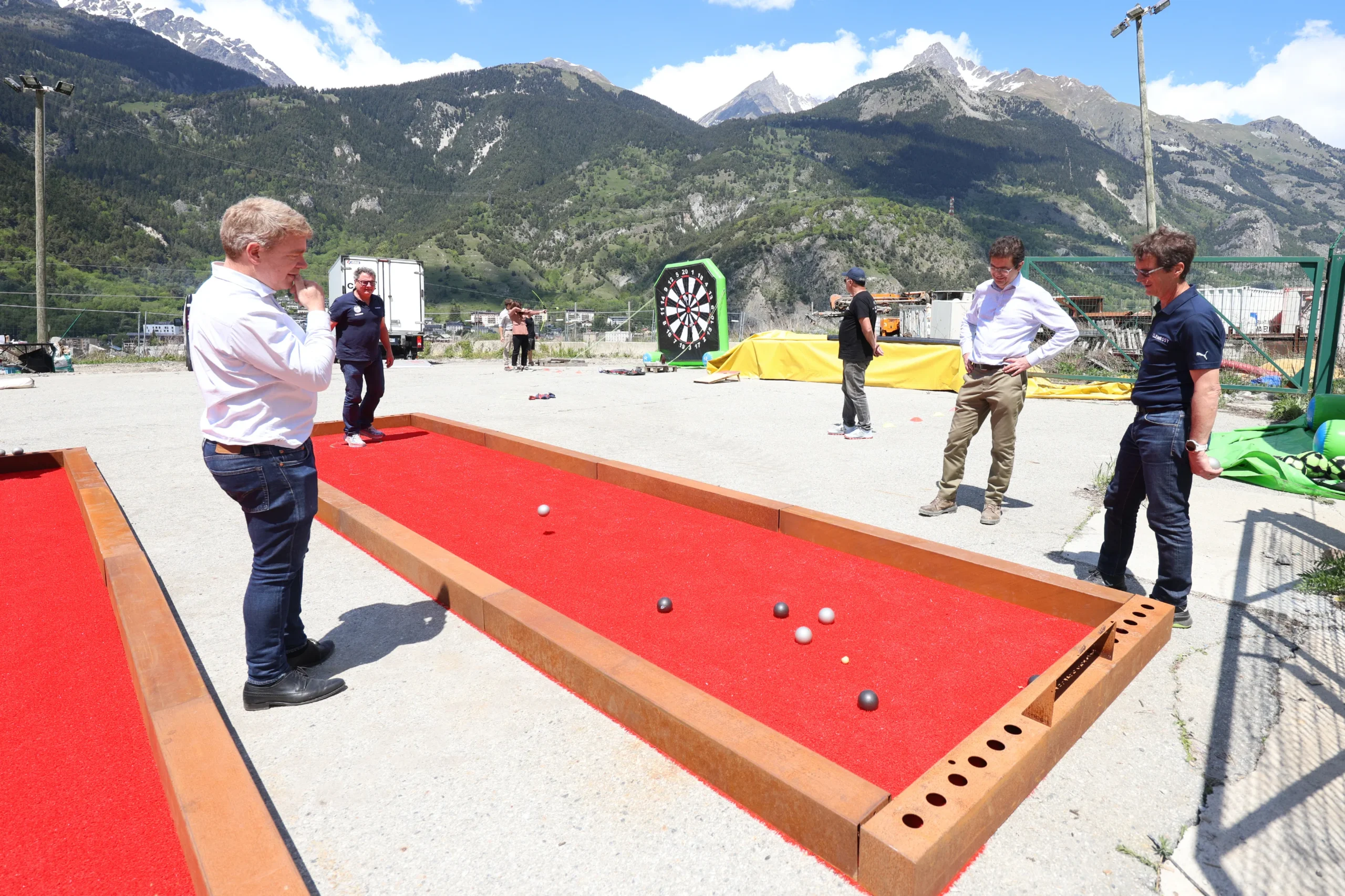 Corporate giant games Laval group relay on green field Île Jésus · INNOV'events event management