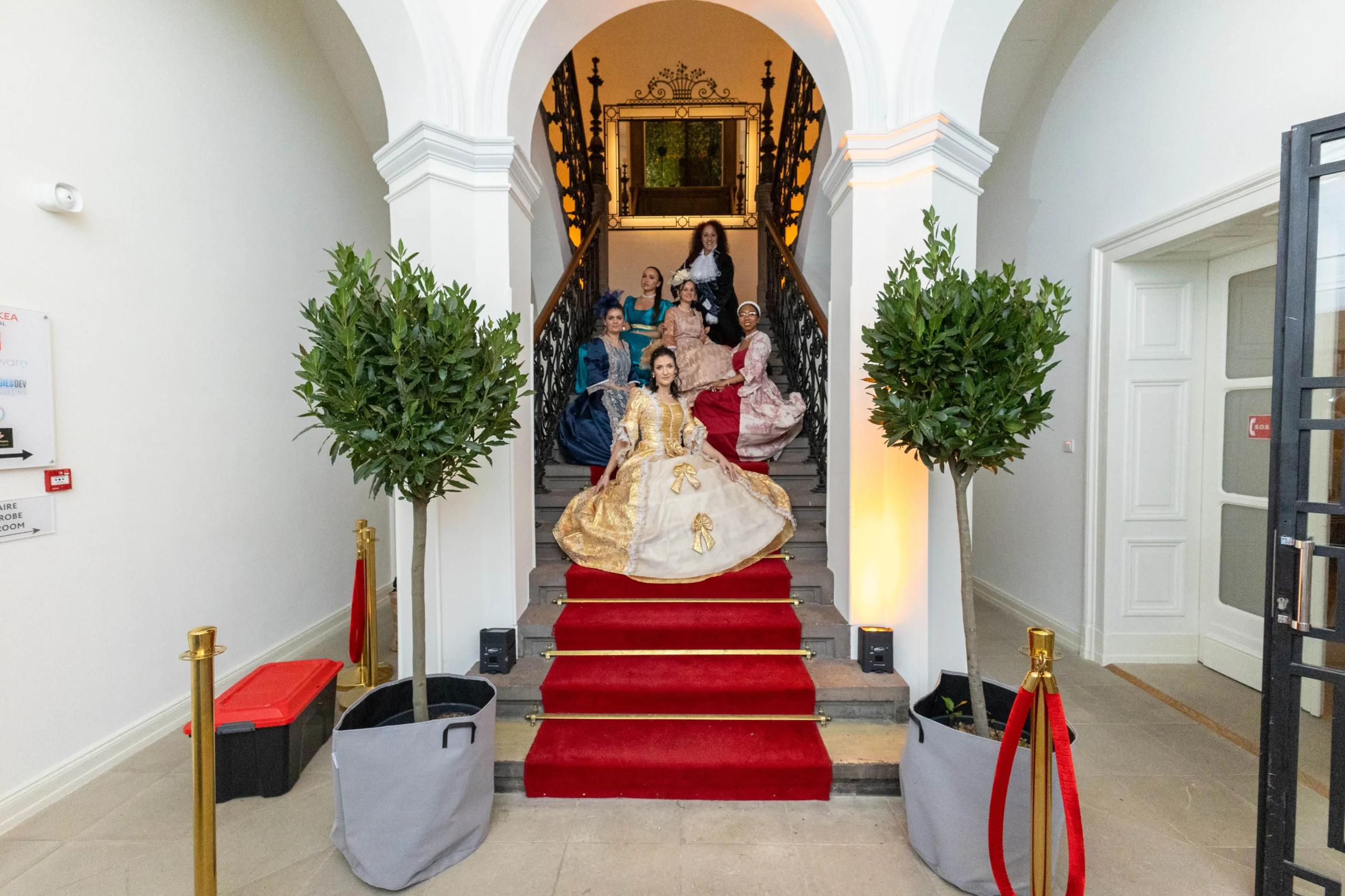 Welcome mime entertainment Laval entrance hall white costume · INNOV'events