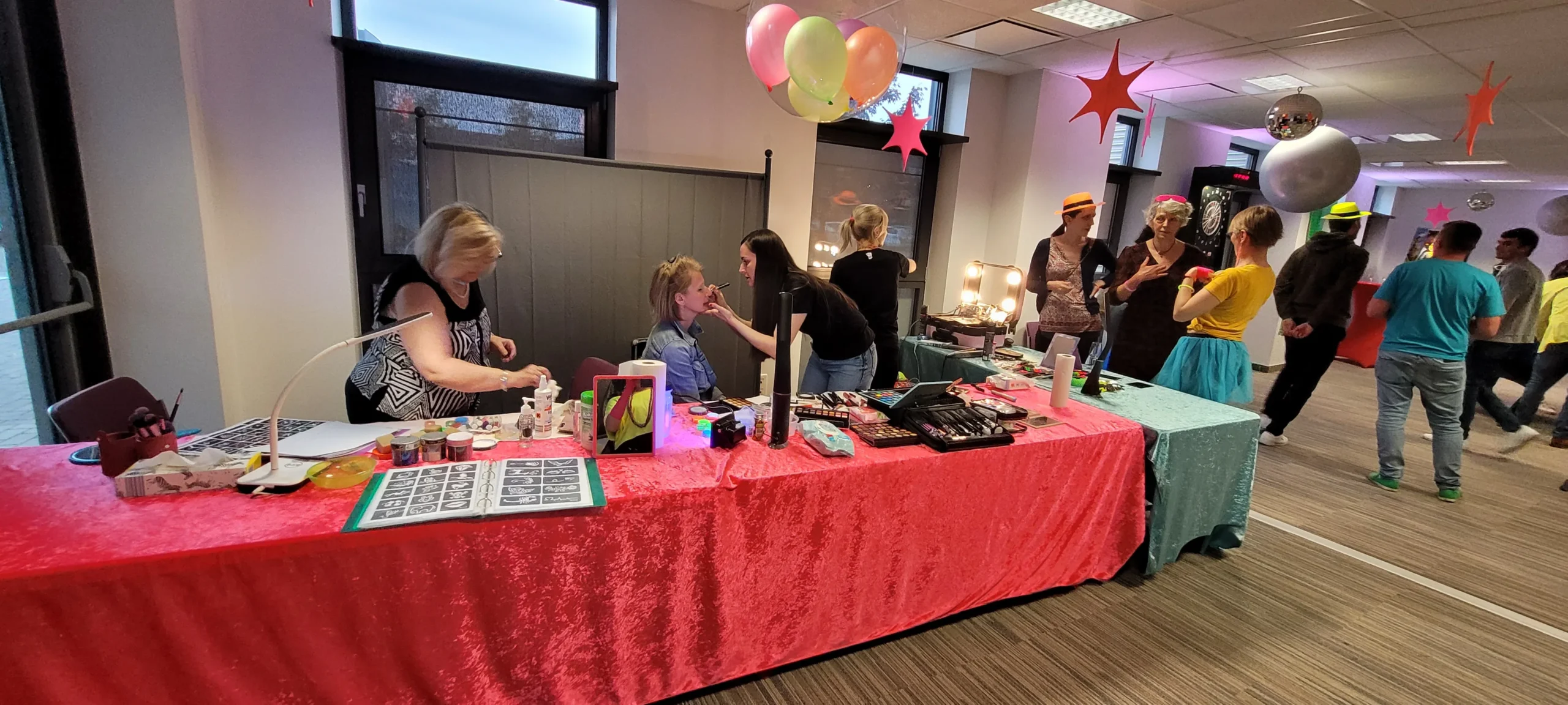 Atelier relooking Laval styliste et groupe d'employées en séance image dans salle lumineuse · INNOV'events