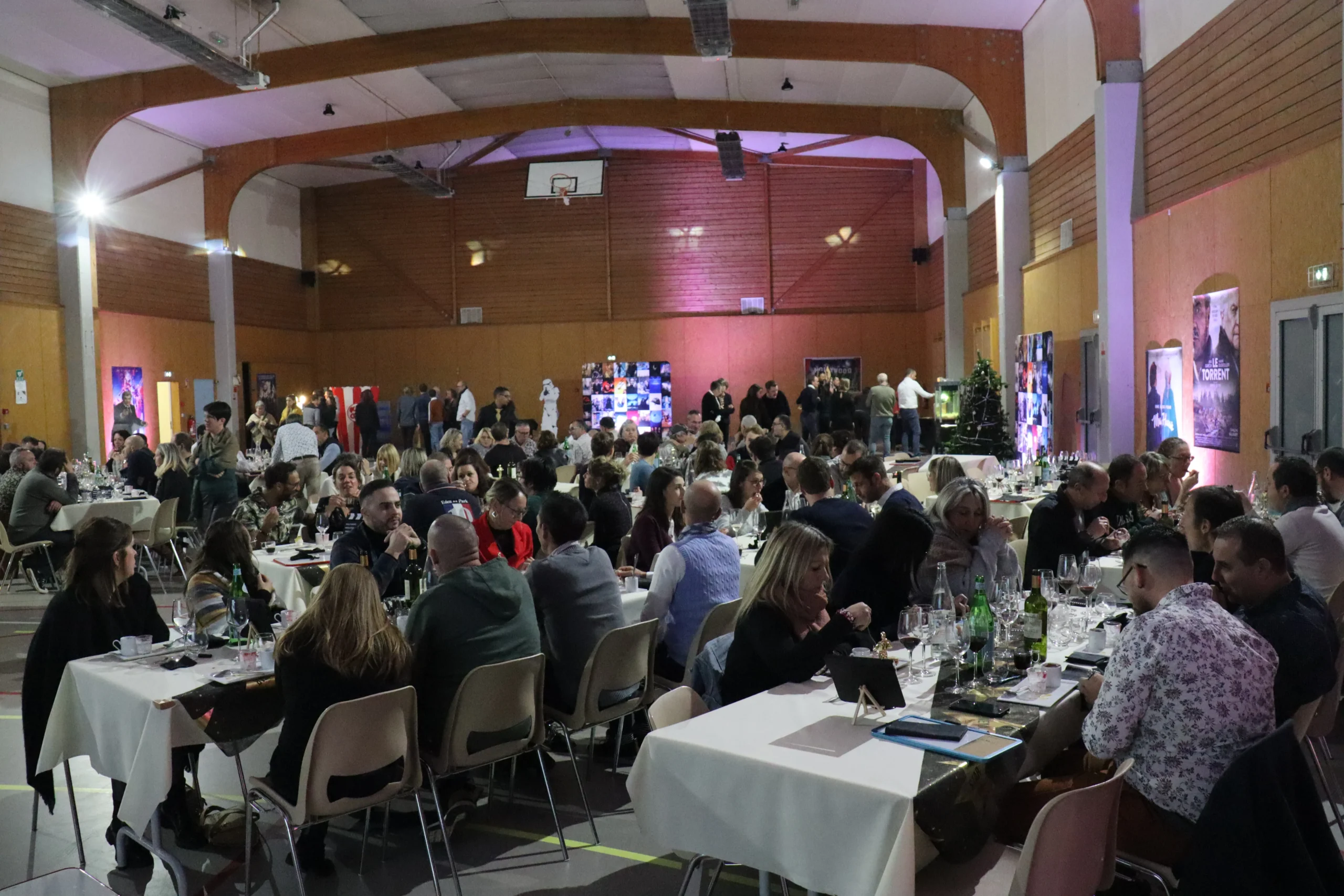 Dîner d'équipe Laval terrasse Berge des Barons groupe d'employés en soirée · INNOV'events