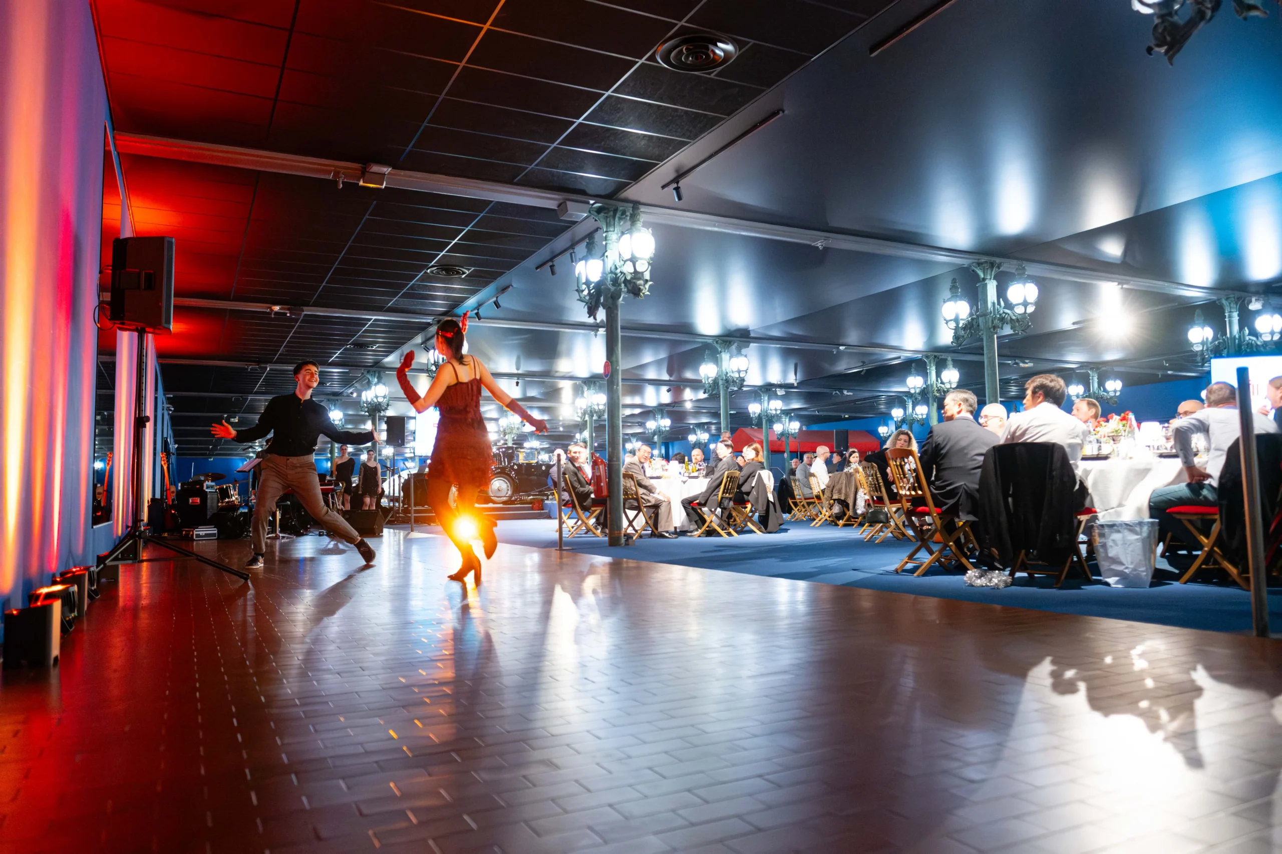 Corporate business show in Québec lit stage with the St. Lawrence River in the background · INNOV'events