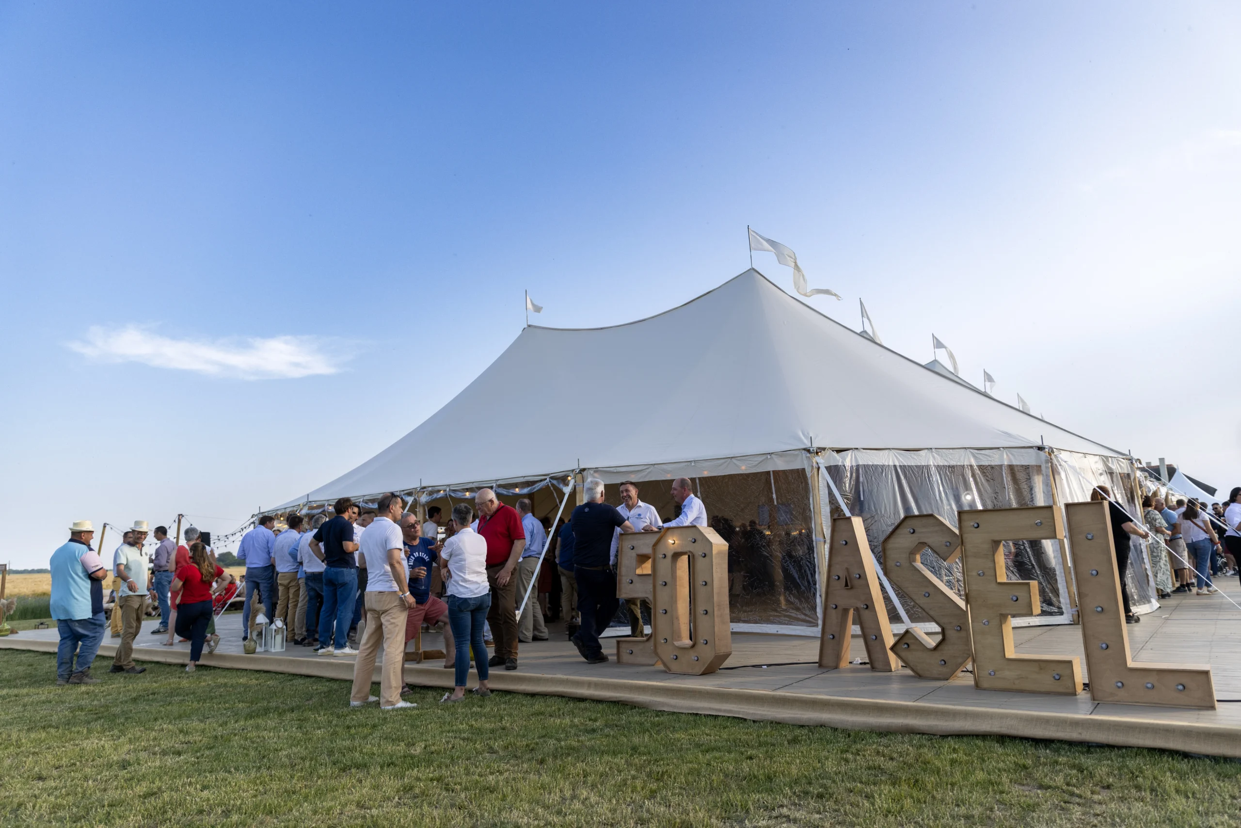 Location de chapiteau Québec installation terrasse avec vue sur le fleuve Saint-Laurent · INNOV'events