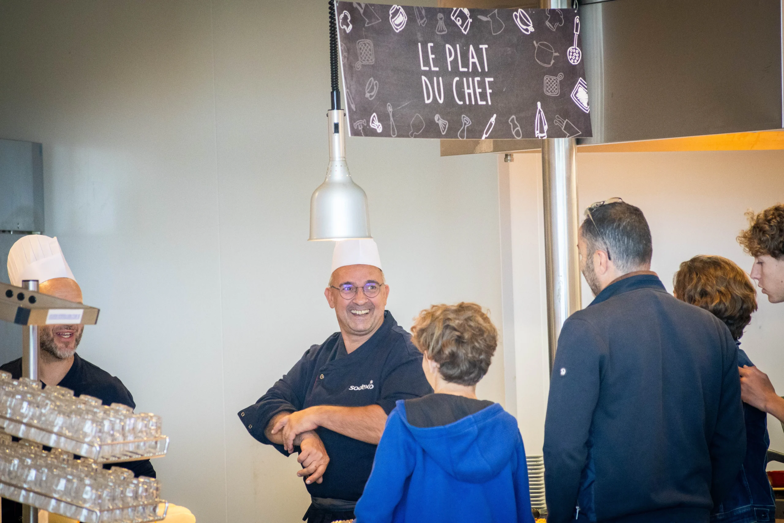 Cuisine moléculaire Trois-Rivières brigade d'employés en tablier dans salle événementielle vue sur le Saint-Laurent · INNOV'events