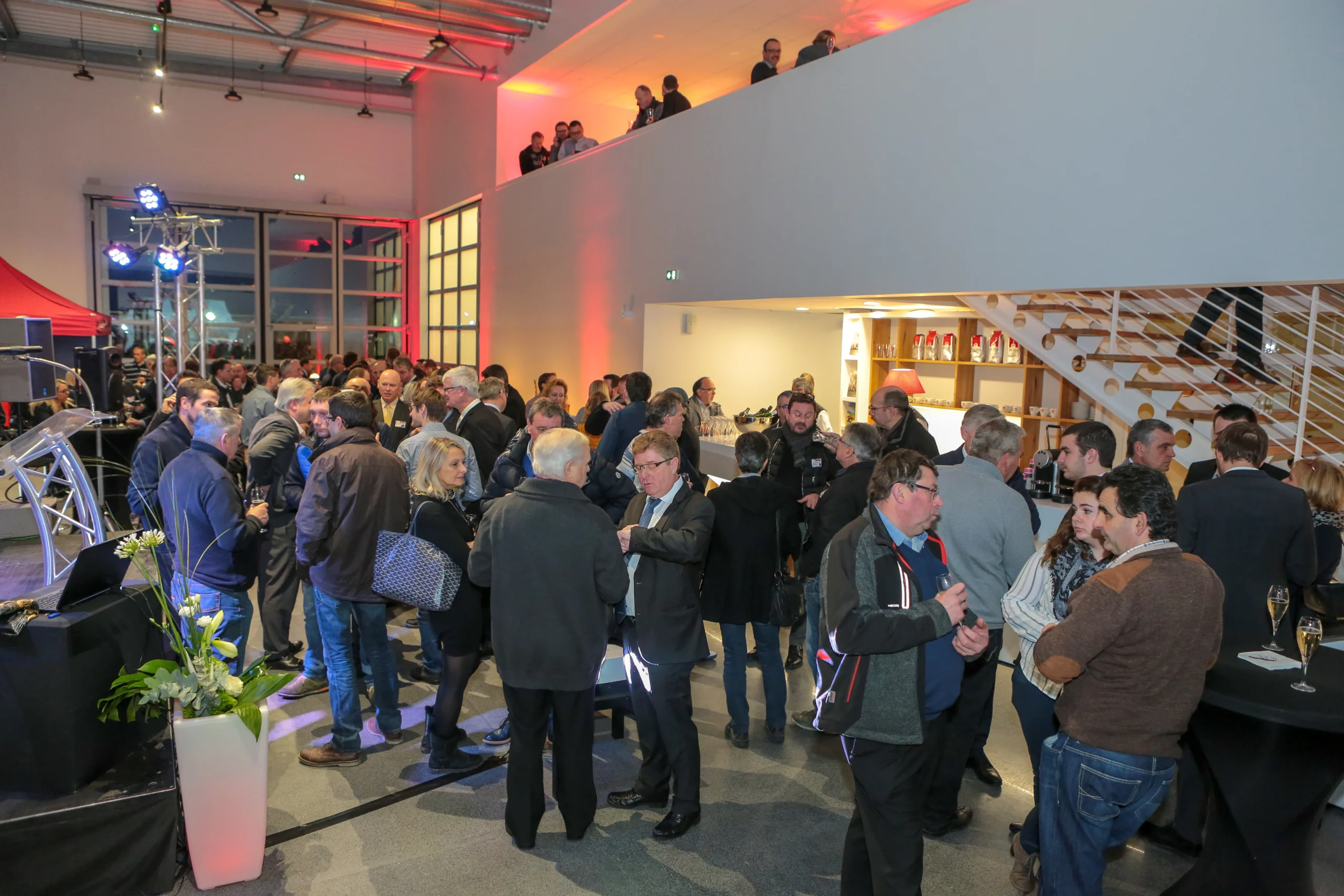 Cocktail réseautage entreprise Trois-Rivières salle Parc portuaire lumières tamisées · INNOV'events