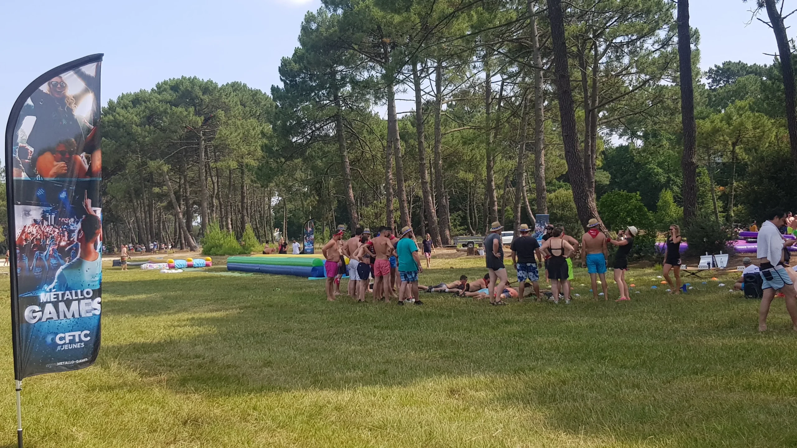 Giant inflatable relay corporate group Quebec grassy field along the St. Lawrence · INNOV'events