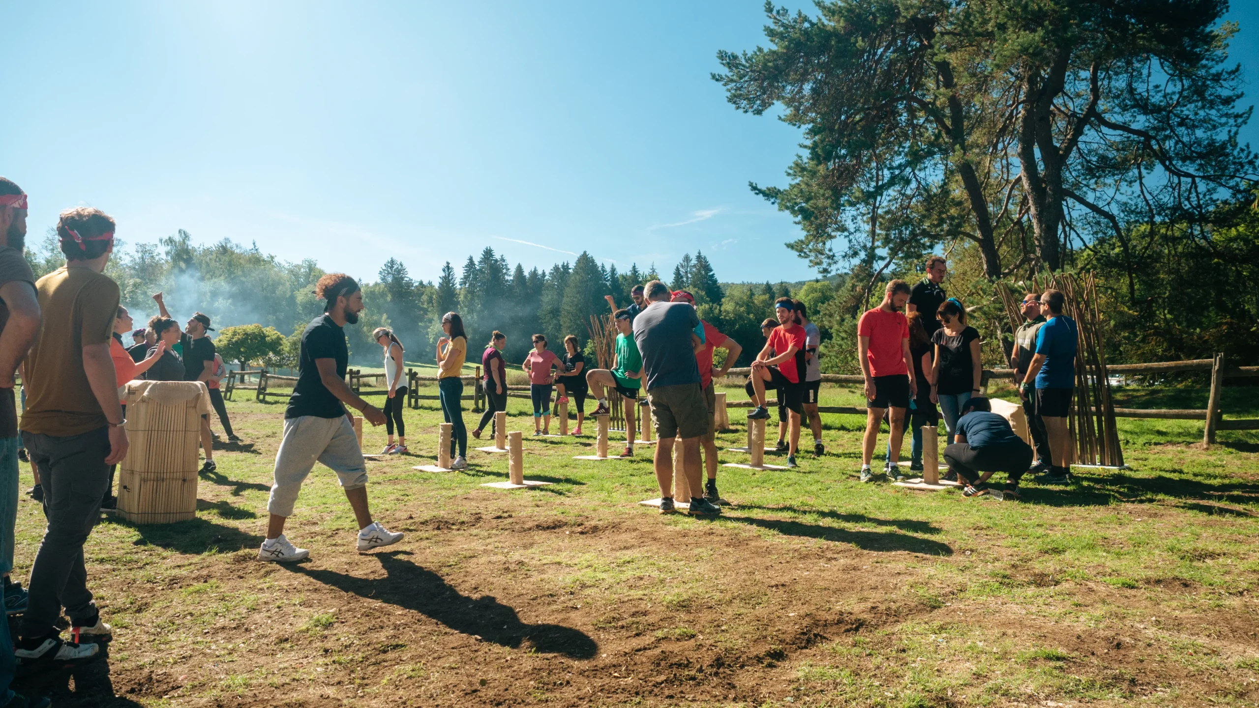 Jeux géants Trois-Rivières participants soulevant ballon géant en riant · INNOV'events