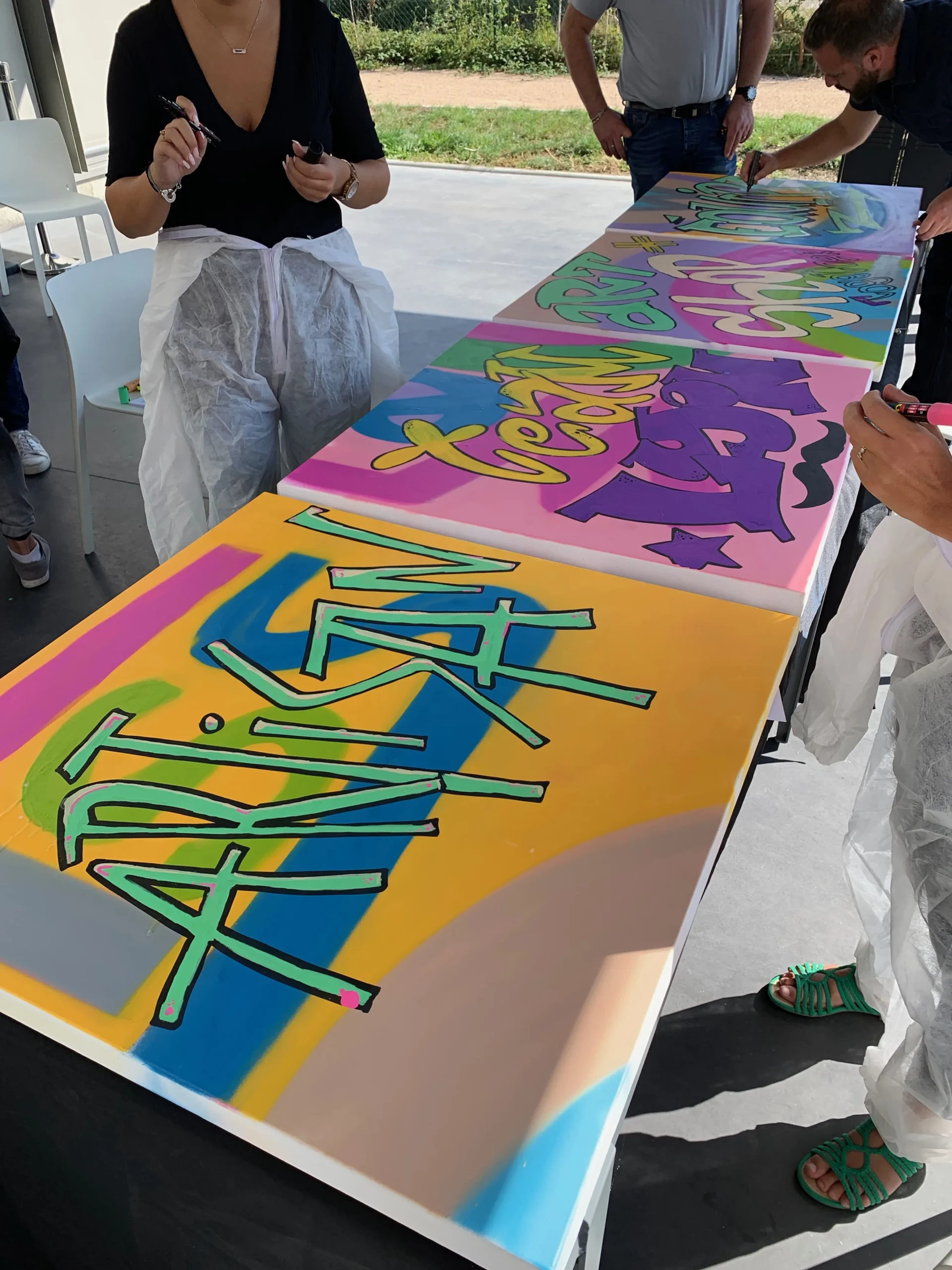 Animatrice coloriste Trois-Rivières présentant les palettes saisonnières à un groupe corporatif · INNOV'events
