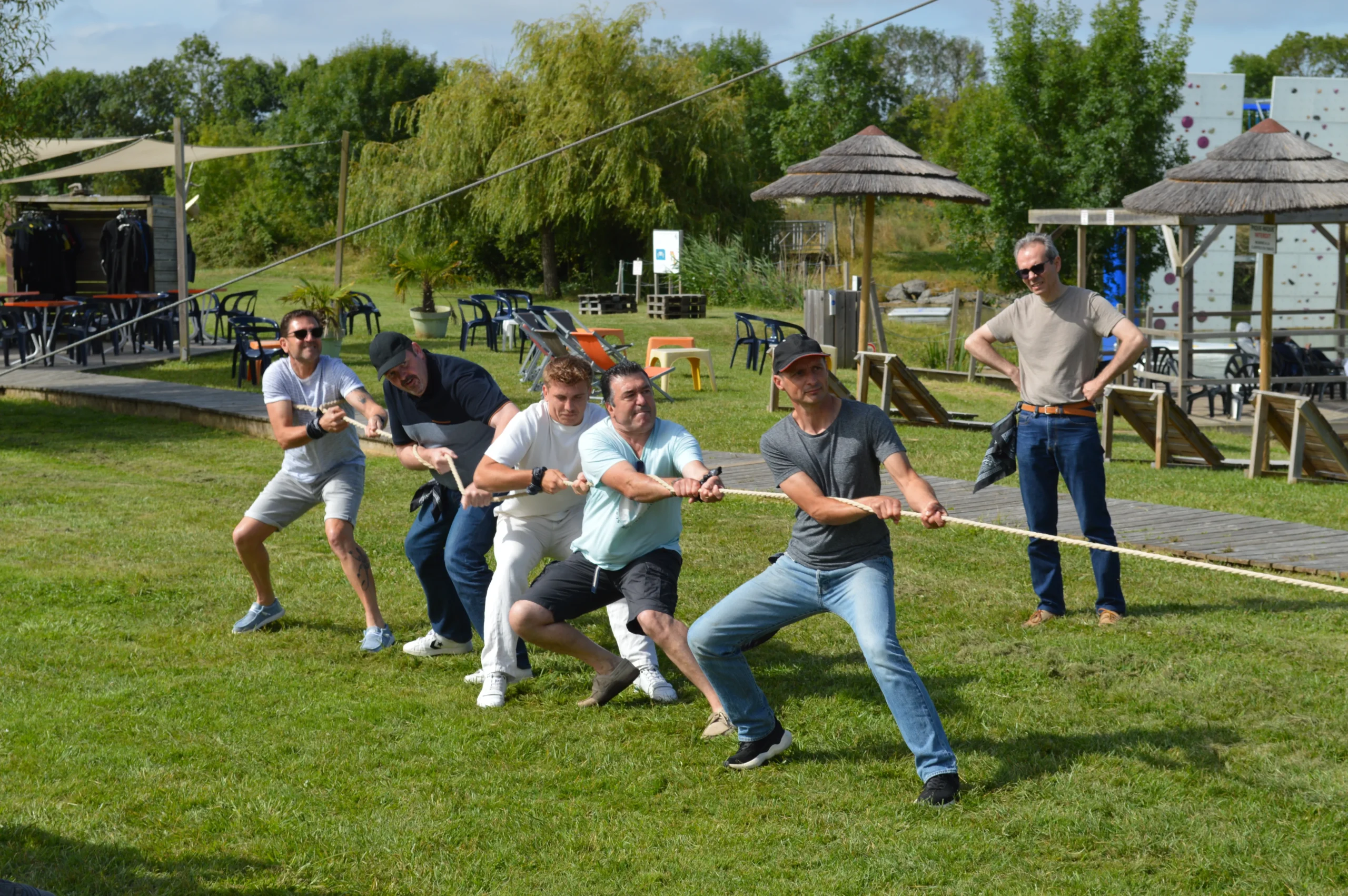 Jenga géant Trois-Rivières participants concentrés en plein air soleil d'été · INNOV'events