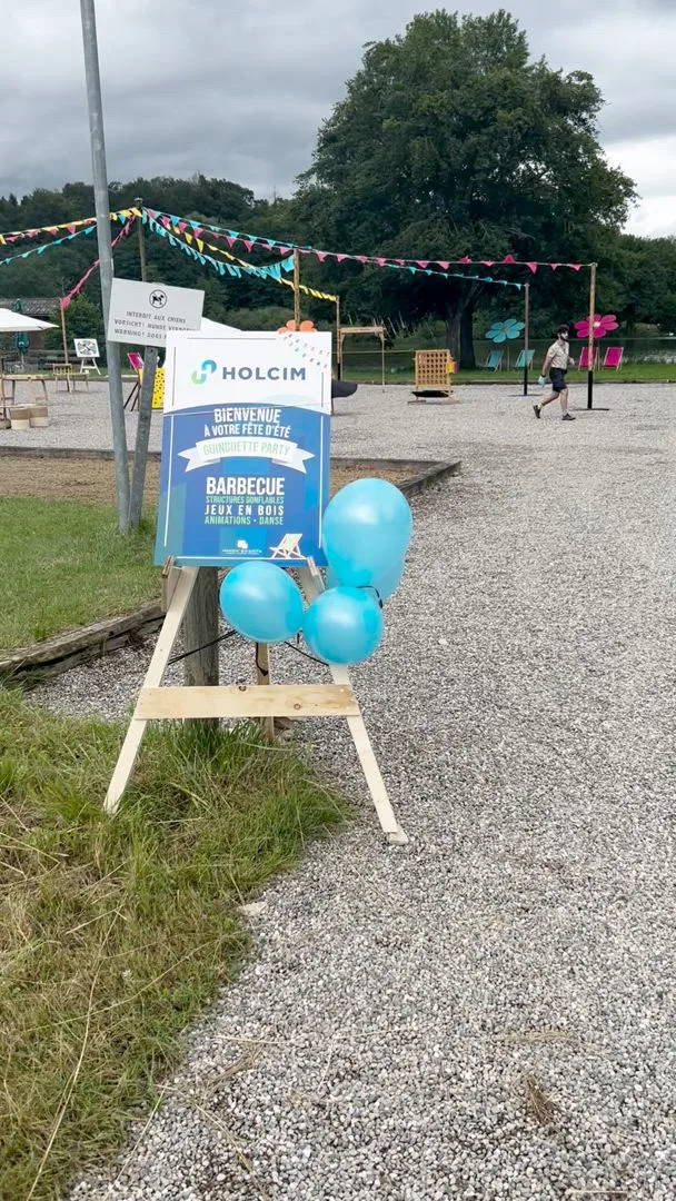 Corporate summer party Laval employees around outdoor tables in a riverside park · INNOV'events