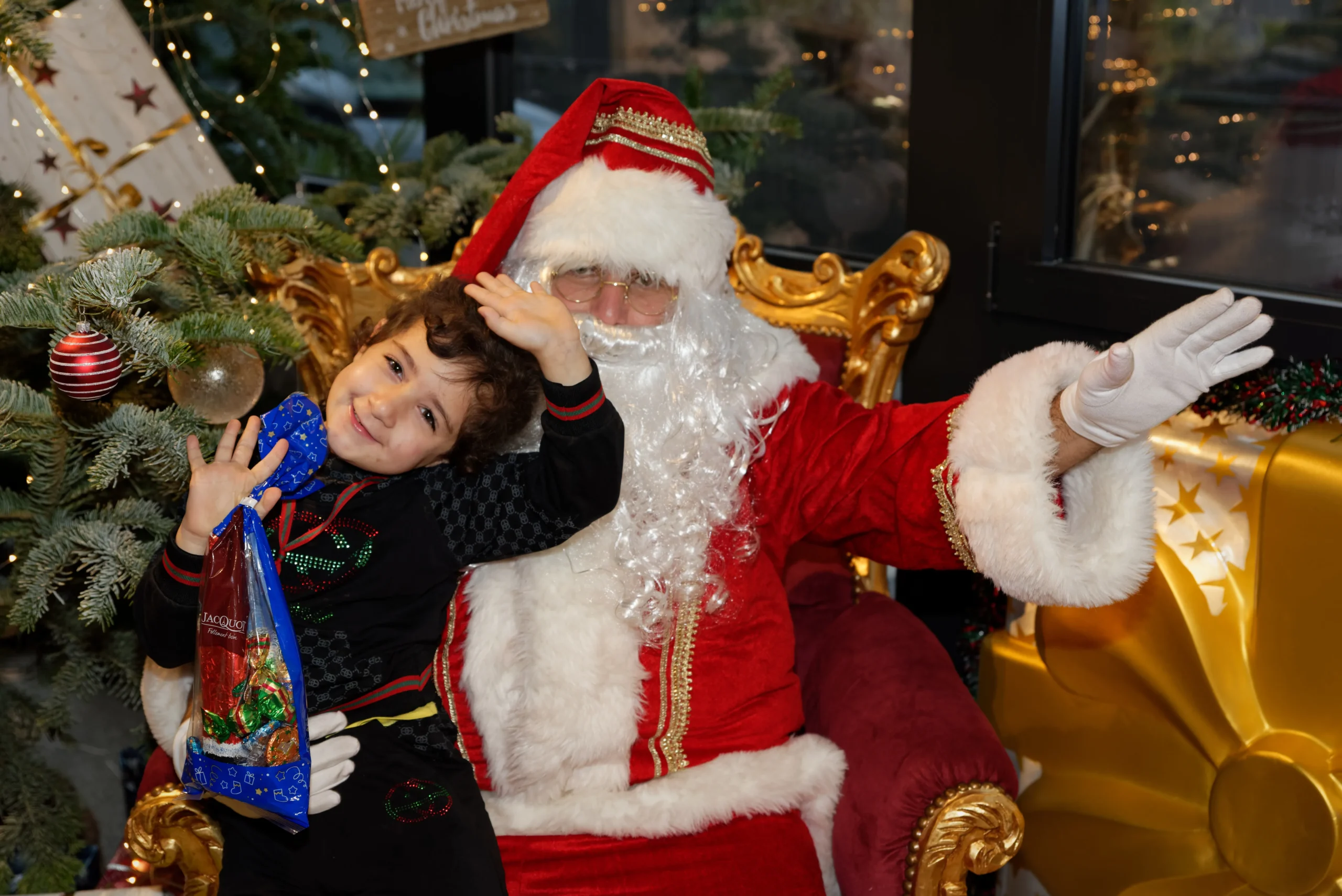 Visite du Père Noël Père Noël entreprise Trois-Rivières salle de réception décorée · INNOV'events