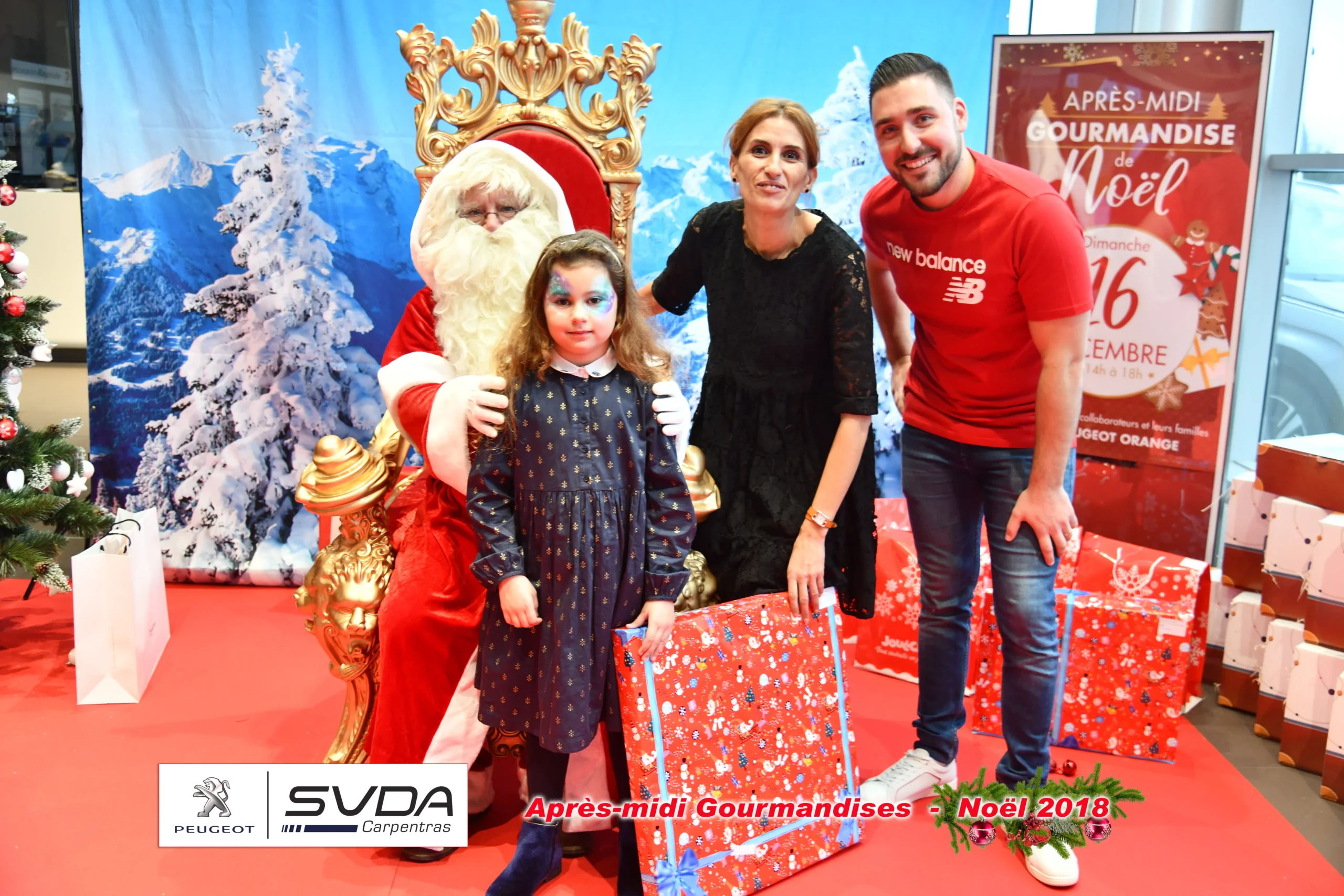 Corporate Santa Claus Quebec performance children employees festive room · INNOV'events event management