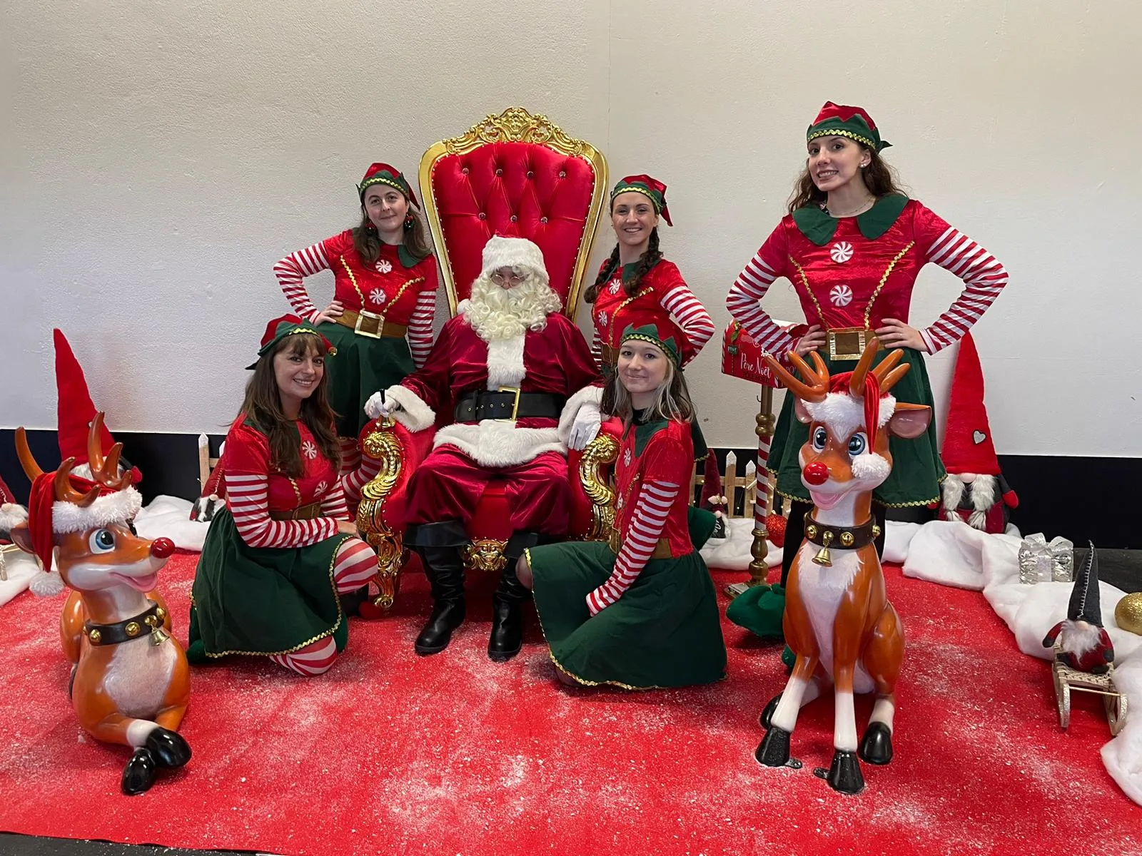 Après-midi famille Père Noël Montréal animation enfants salle festive · INNOV'events