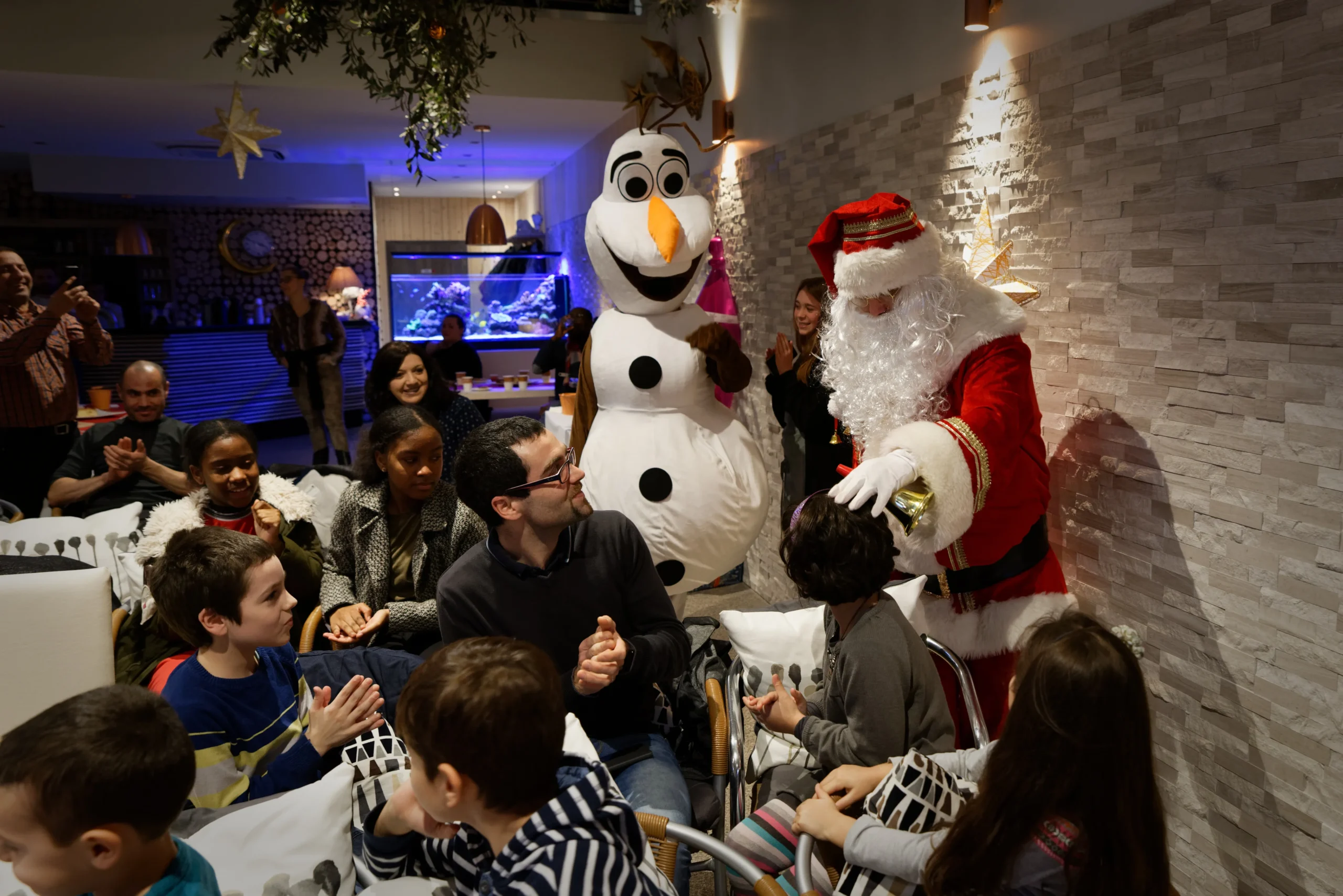Corporate adult Christmas party Quebec interactive Santa Claus entertainment · INNOV'events