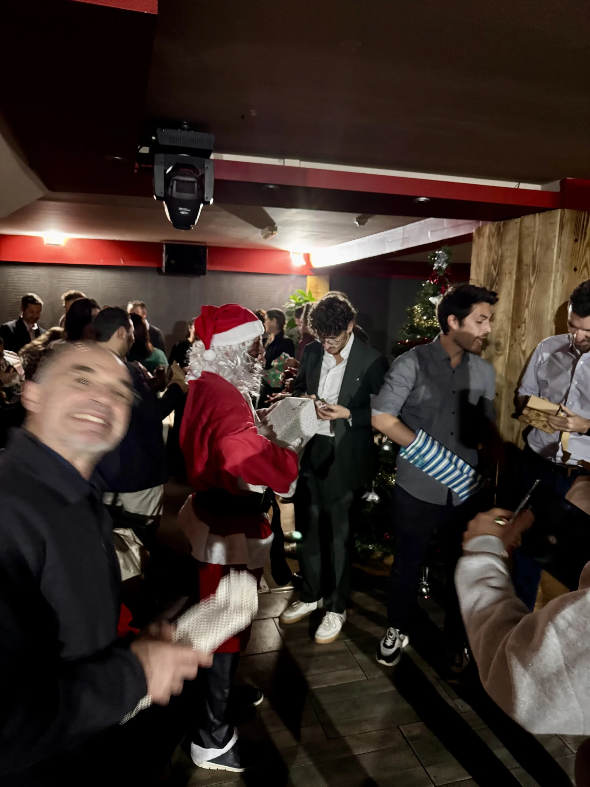 Animation Père Noël Montréal distribution de cadeaux enfants salle corporative · INNOV'events