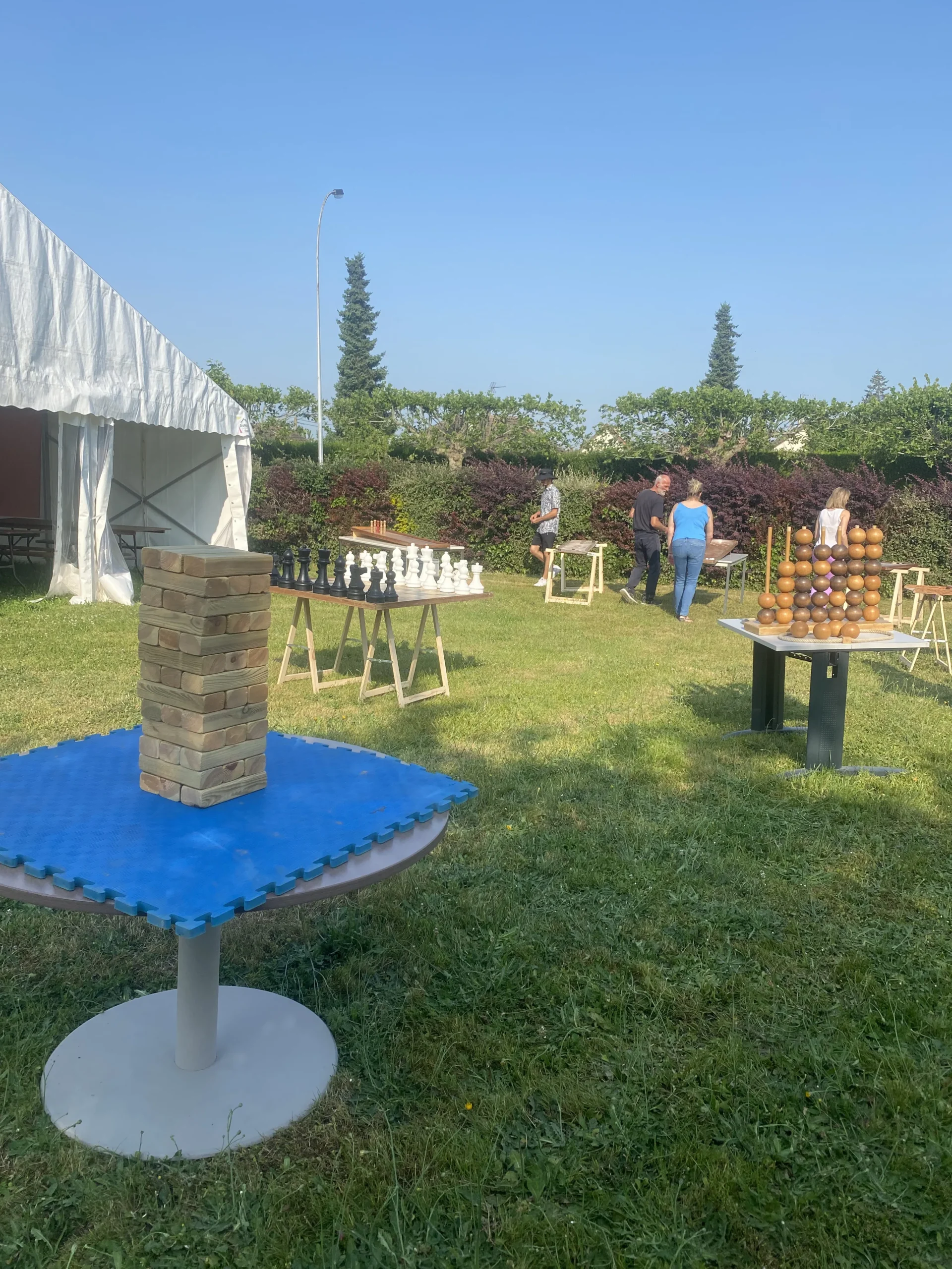 Olympiades géantes compétitives défi sportif Trois-Rivières équipes sur terrain extérieur · INNOV'events