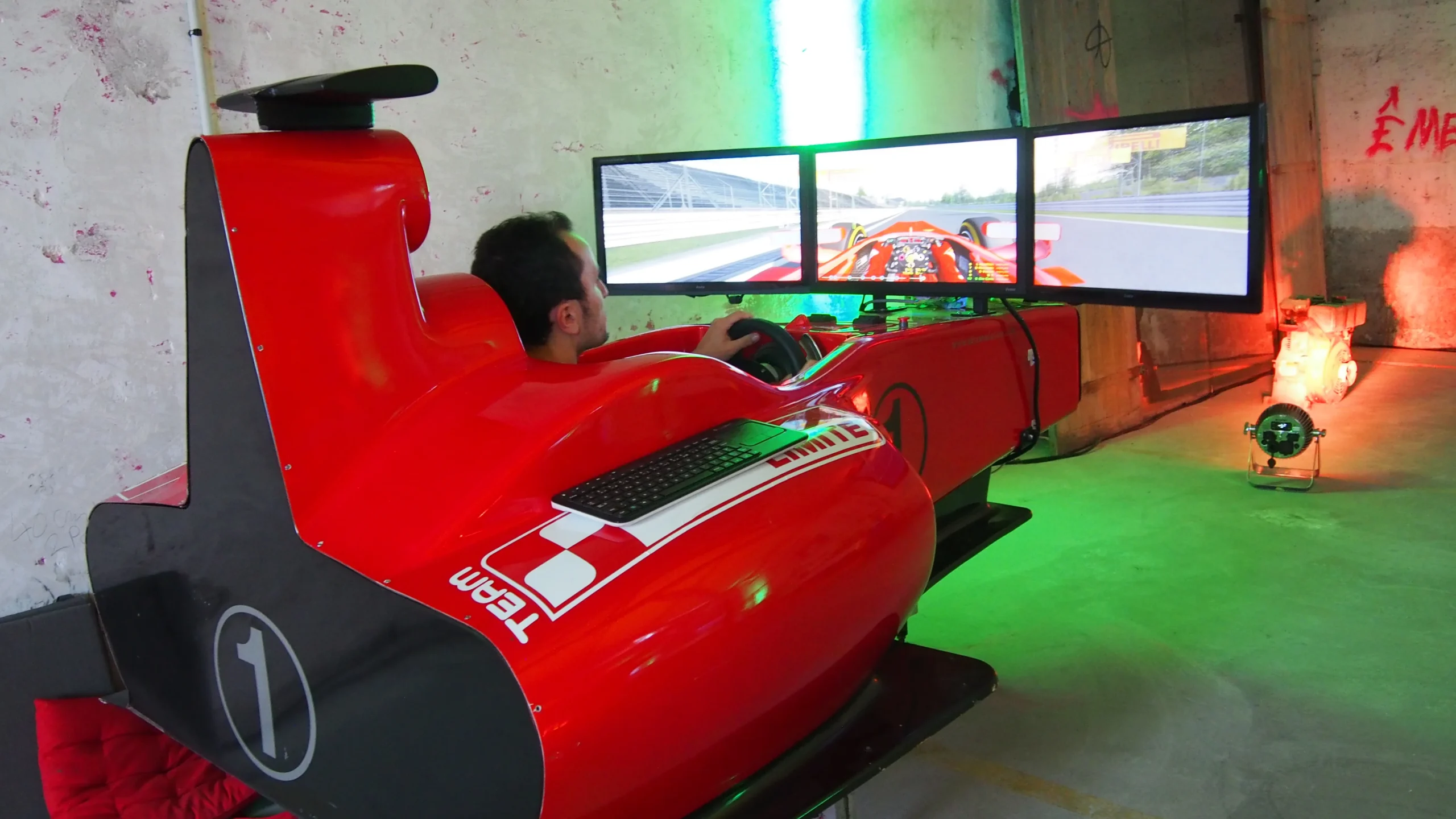 Simulateur de vol Laval équipes en activité Cosmodôme vue intérieure · INNOV'events