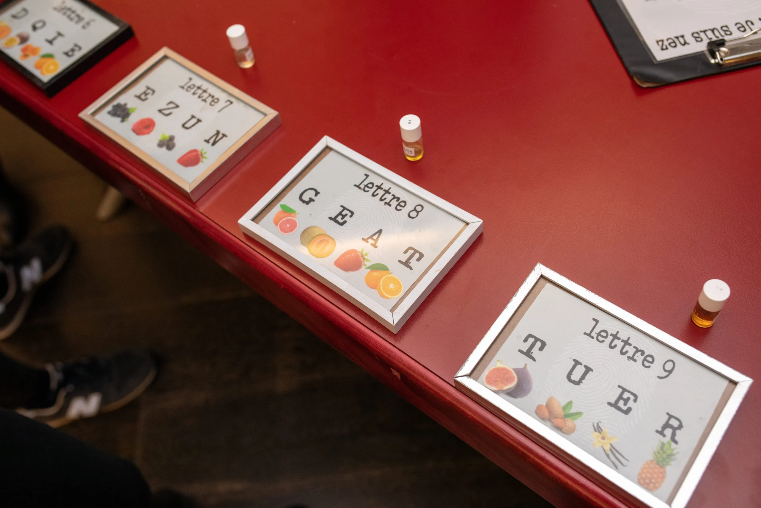 Scent bar set up in an event room in Laval for a corporate workshop · INNOV'events event management