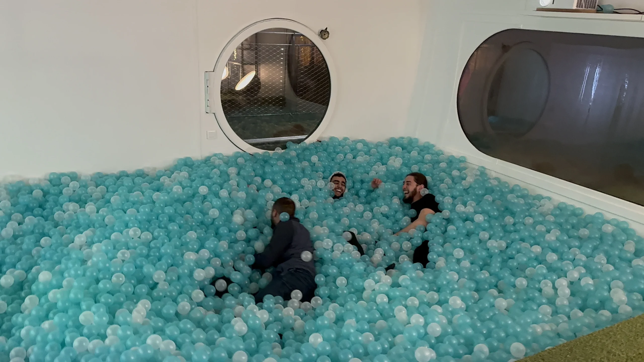 Corporate ball pit Laval employees in motion indoor venue · INNOV'events