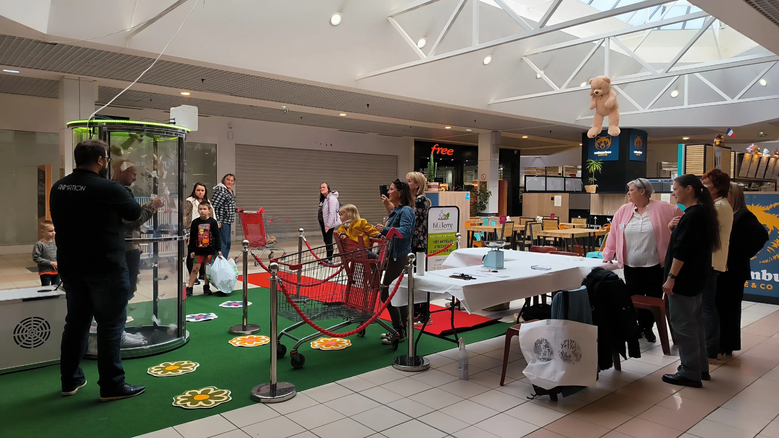 Corporate shopping mall activation Montreal evening brand activation · INNOV'events