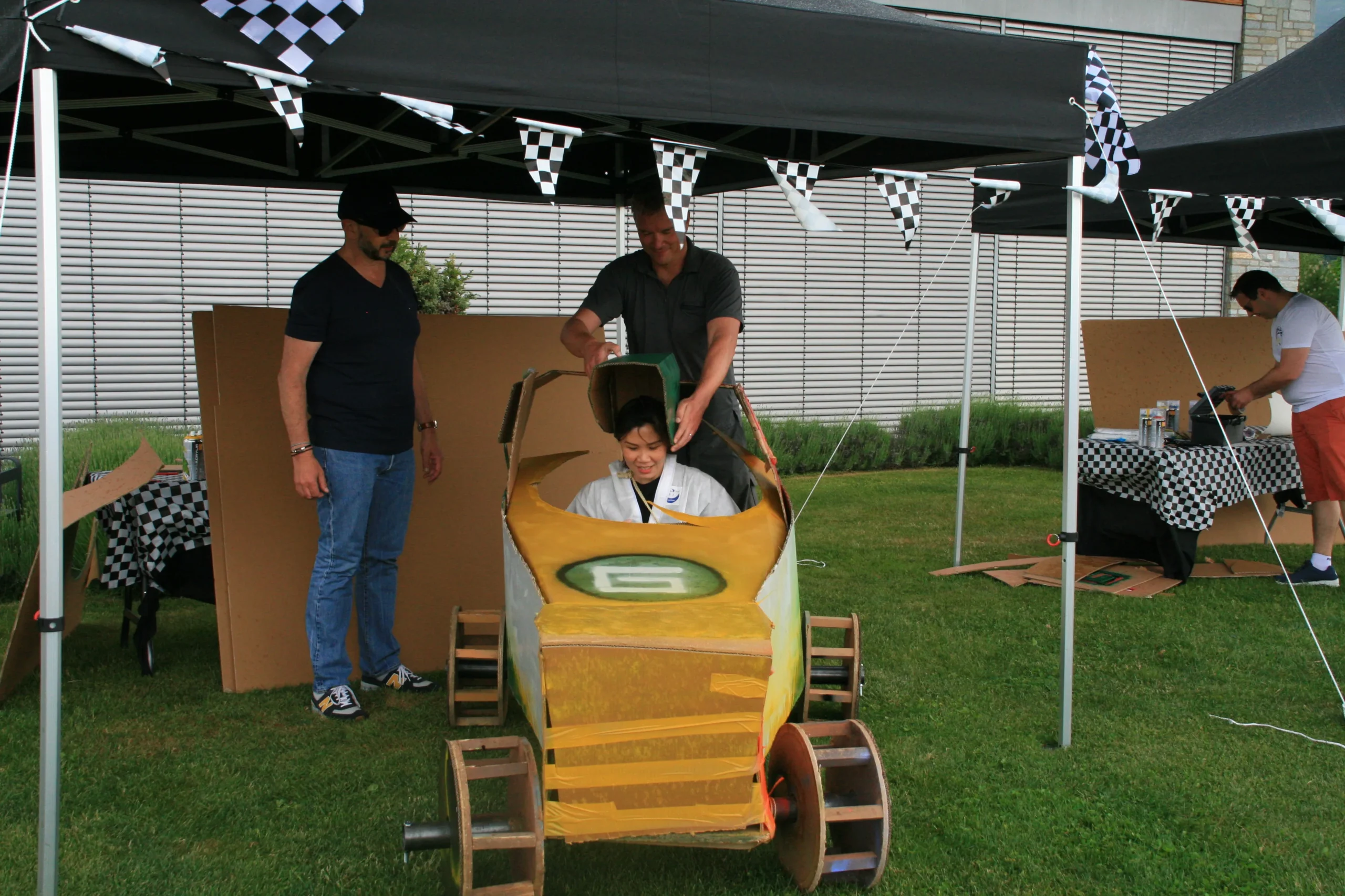 Racing circuit simulation Trois-Rivieres technical briefing in the pit lane before track session · INNOV'events
