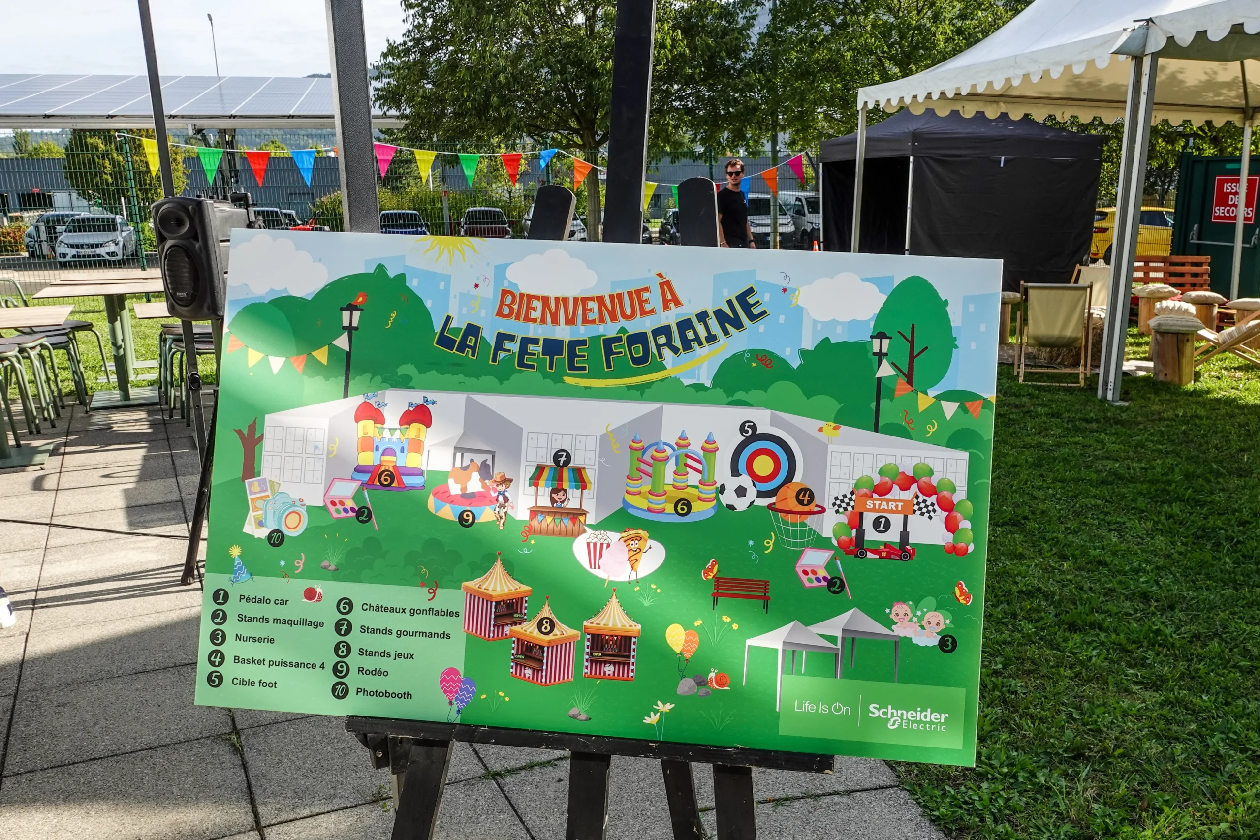Corporate carnival Montreal groups of employees at midway games at Parc Jean-Drapeau · INNOV'events