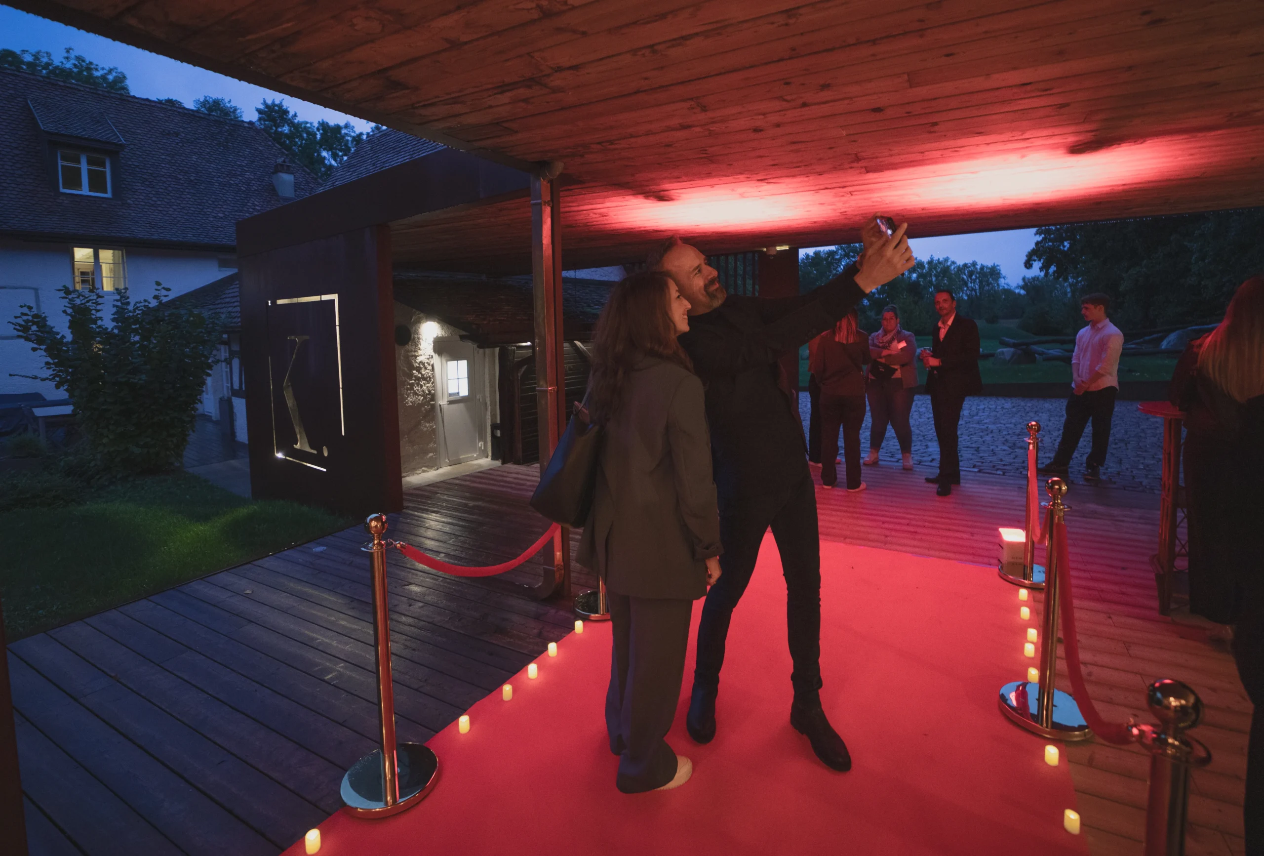 Valet service Montreal attendant handing keys in front of a Vieux-Port façade in the evening · INNOV'events