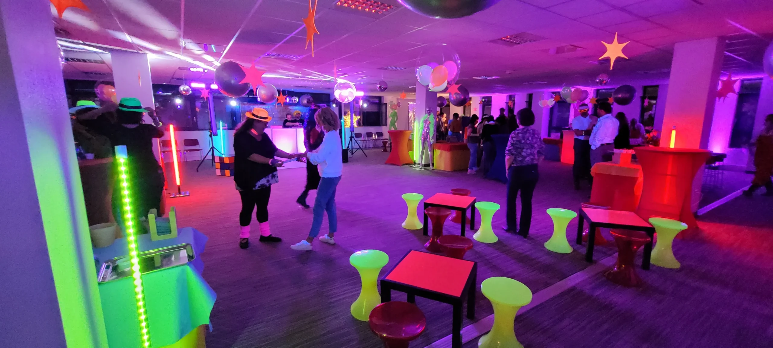 Réception extérieure location mobilier lumineux Québec · INNOV'events