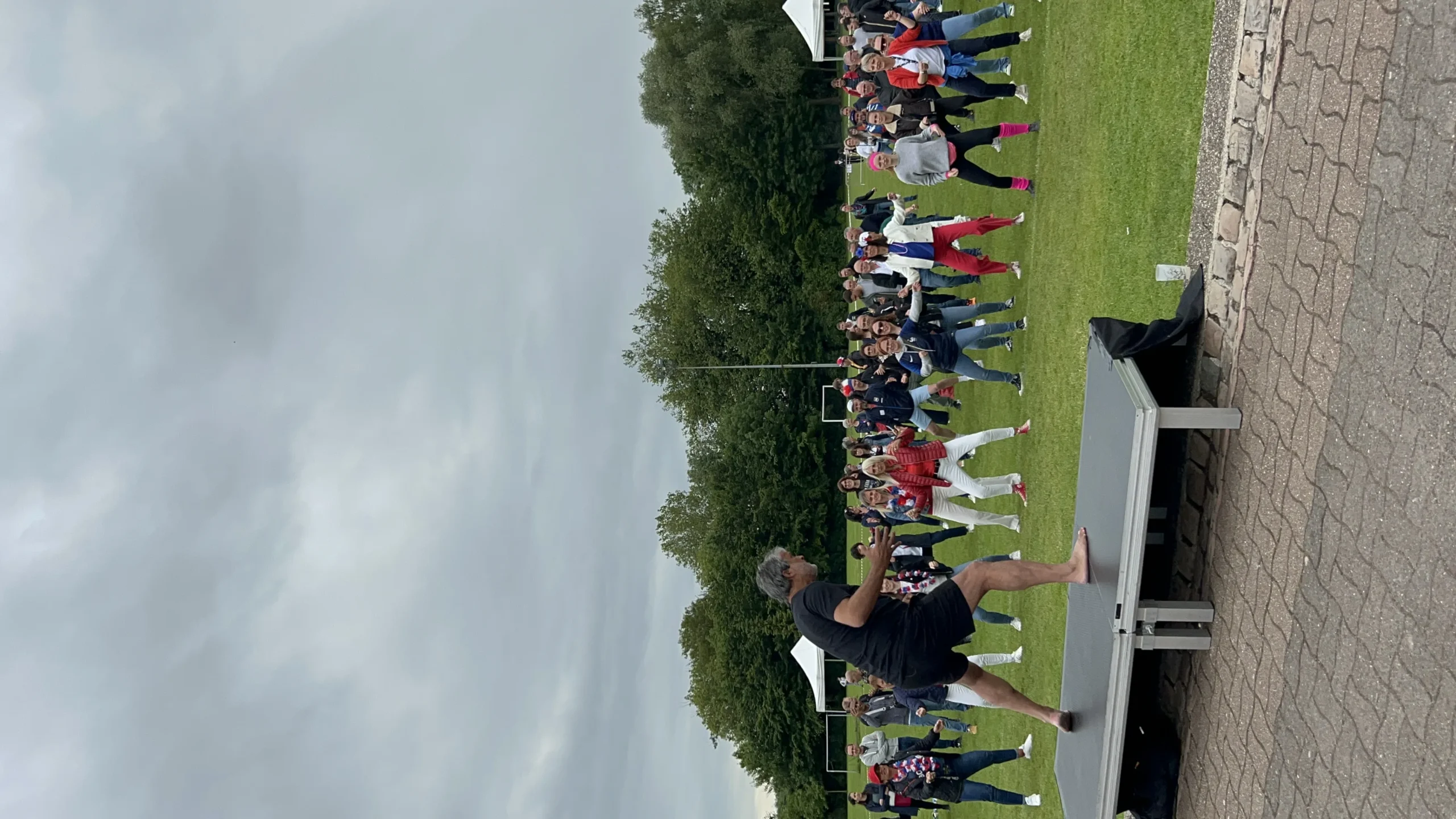 Équipe en exercice d'improvisation atelier jeu d'acteur Trois-Rivières vue sur le fleuve · INNOV'events