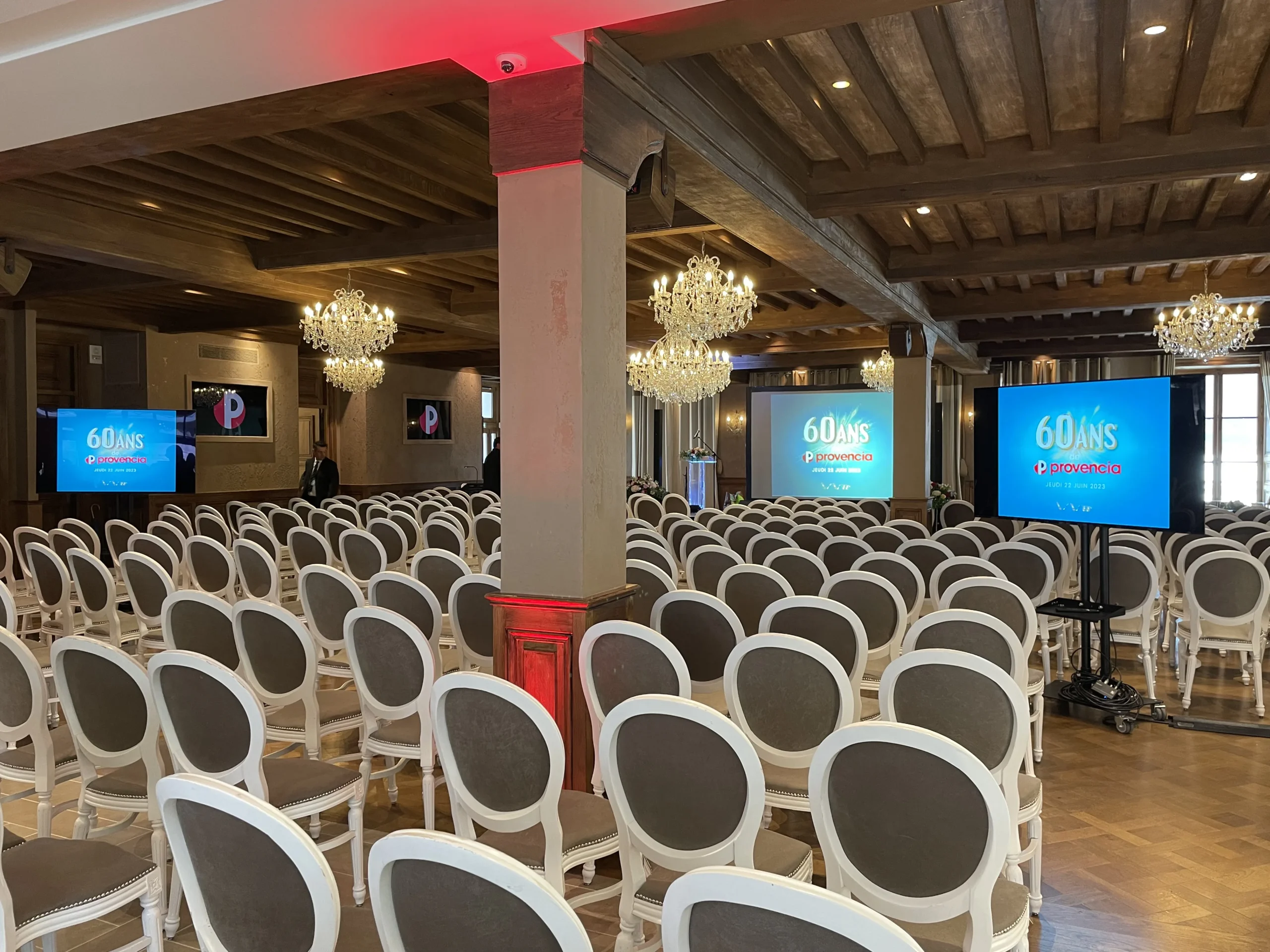 Networking break corporate convention Laval Rive-Nord terrace autumn · INNOV'events
