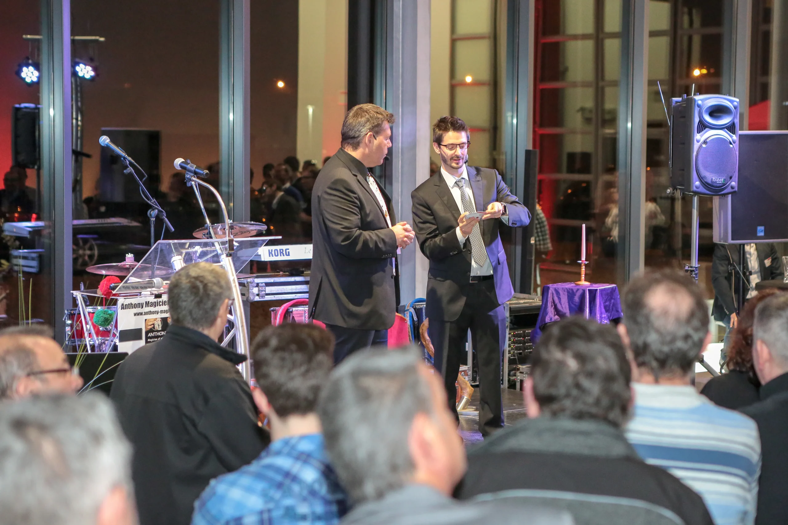 Animation présence scénique atelier jeu d'acteur Montréal participant au micro · INNOV'events
