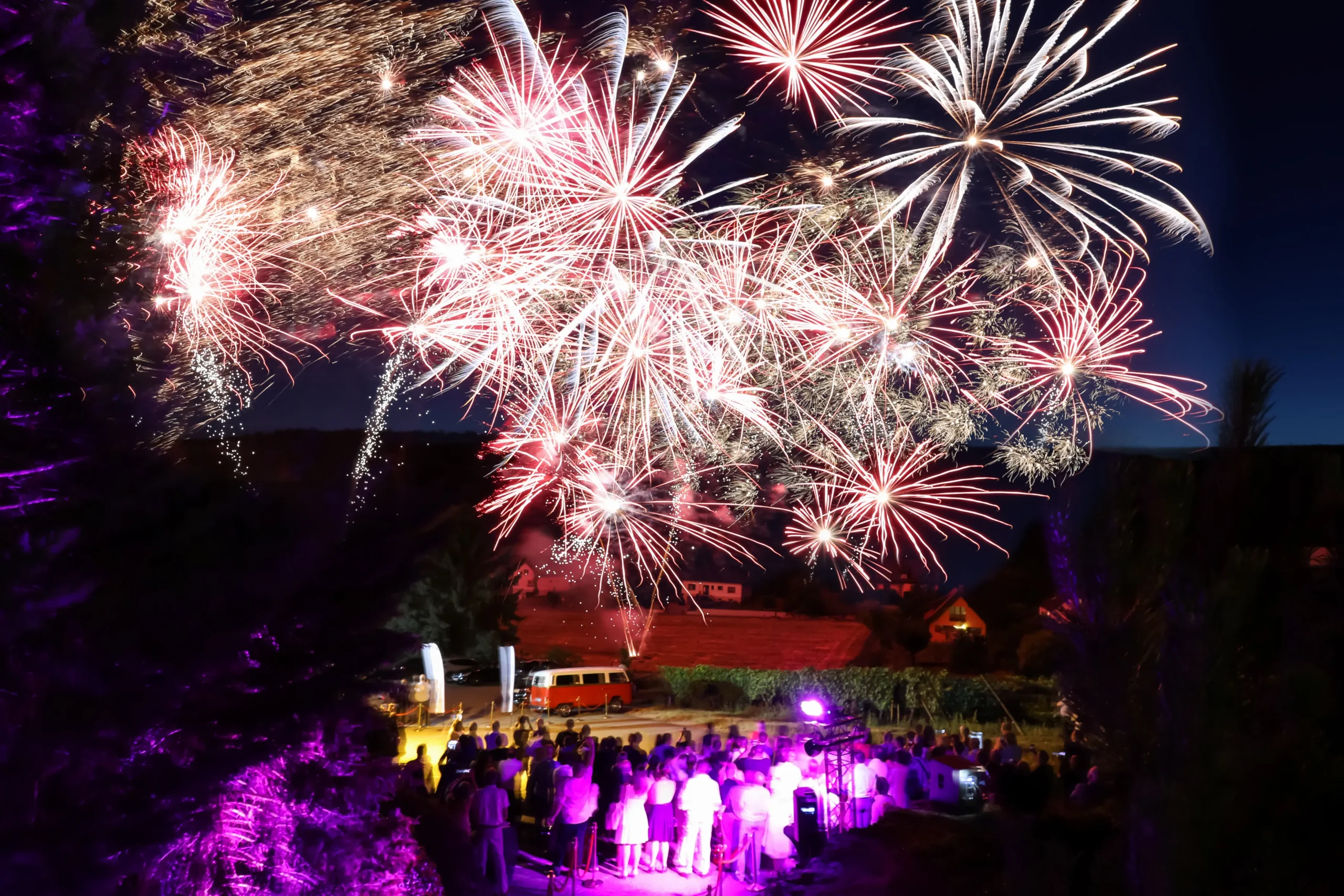 Show pyrotechnique corporatif Montréal Parc Jean-Drapeau silhouettes d'invités au premier plan · INNOV'events