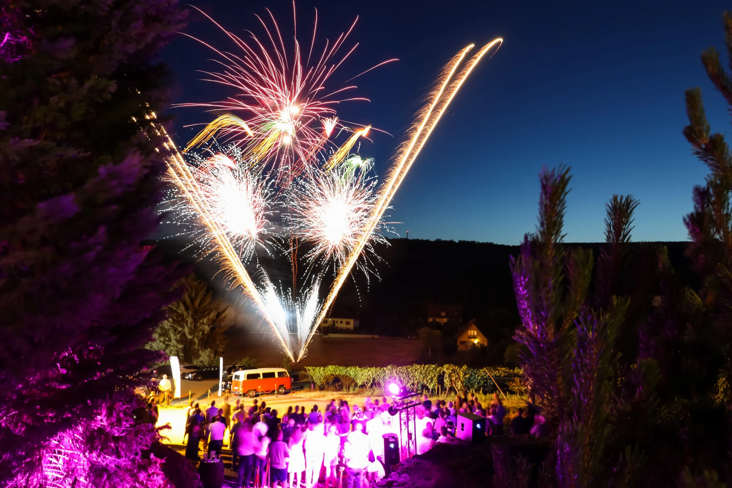 Feux d'artifice corporatifs Trois-Rivières gerbes blanches au-dessus du fleuve · INNOV'events