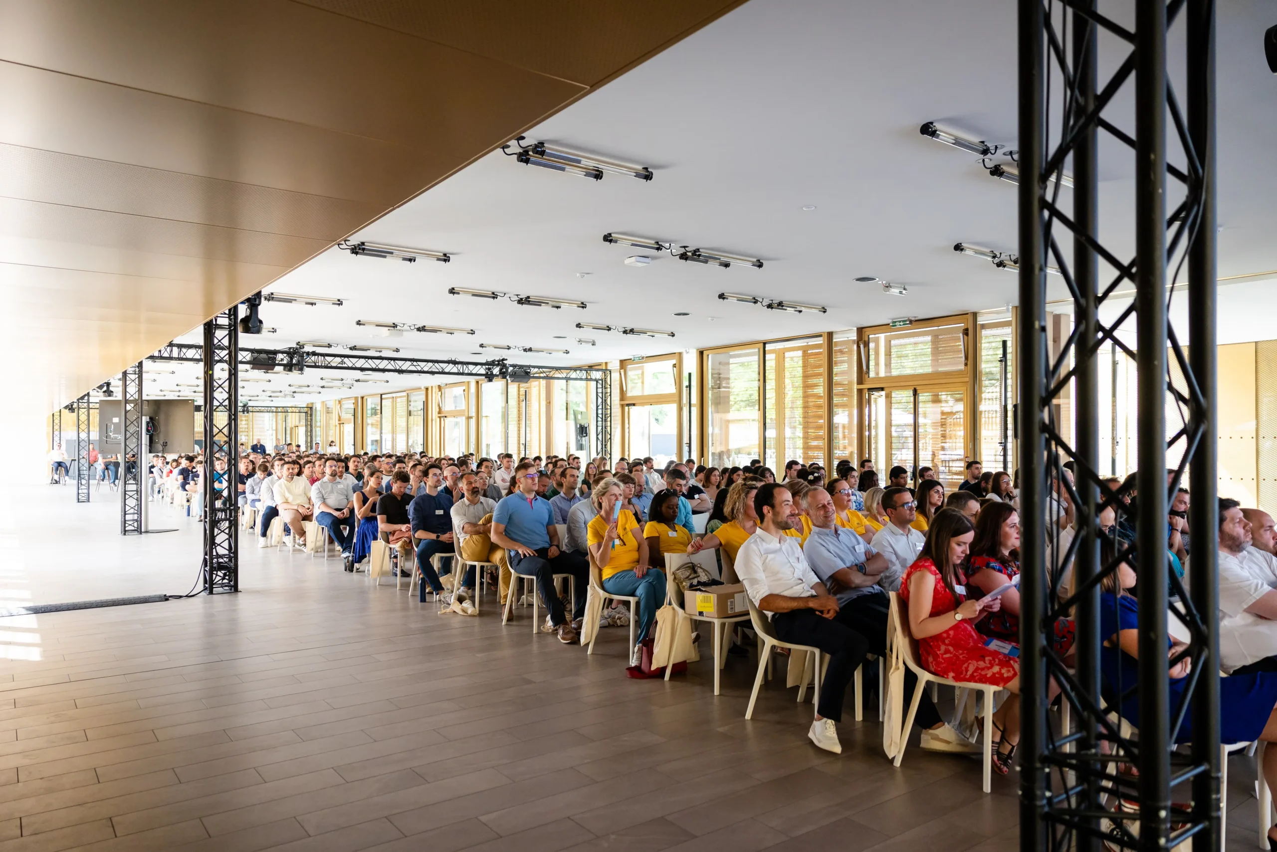 Corporate AGM in Laval, plenary hall with a view of the Rivière des Mille Îles · INNOV'events