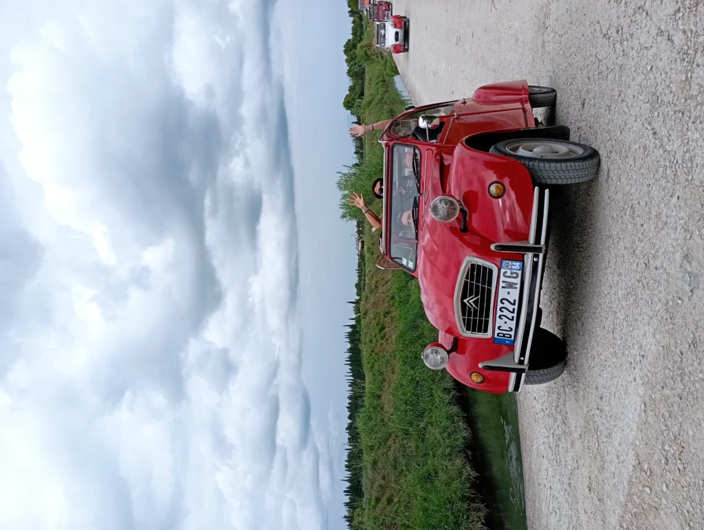 Organize a corporate 2CV rally for your team in Laval.