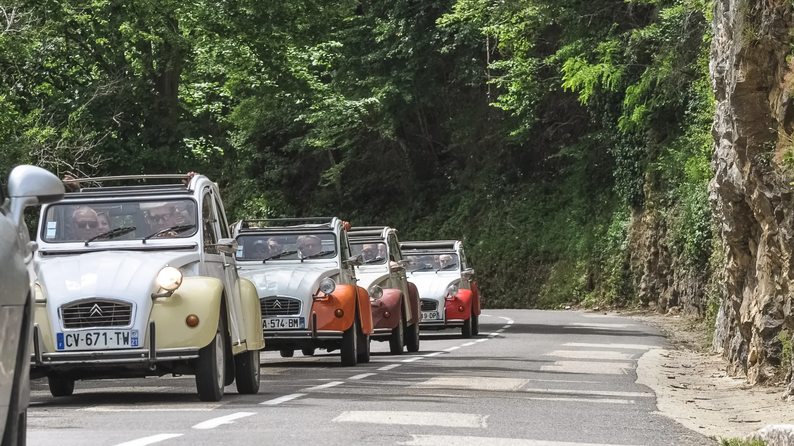 2CV rally Trois-Rivieres morning departure on the Saint-Laurent waterfront · INNOV'events