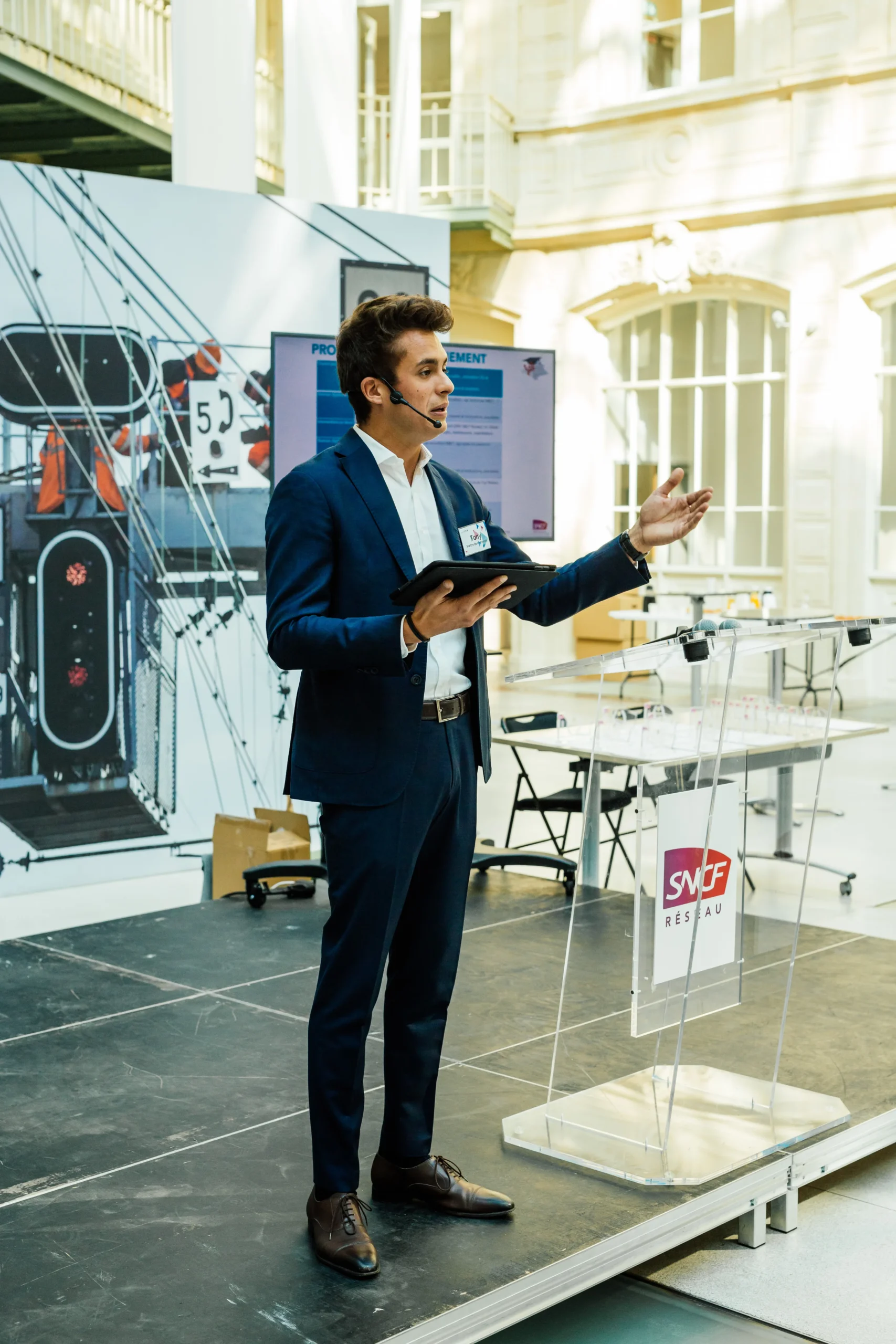 Simultaneous interpretation corporate event Laval technical booth · INNOV'events