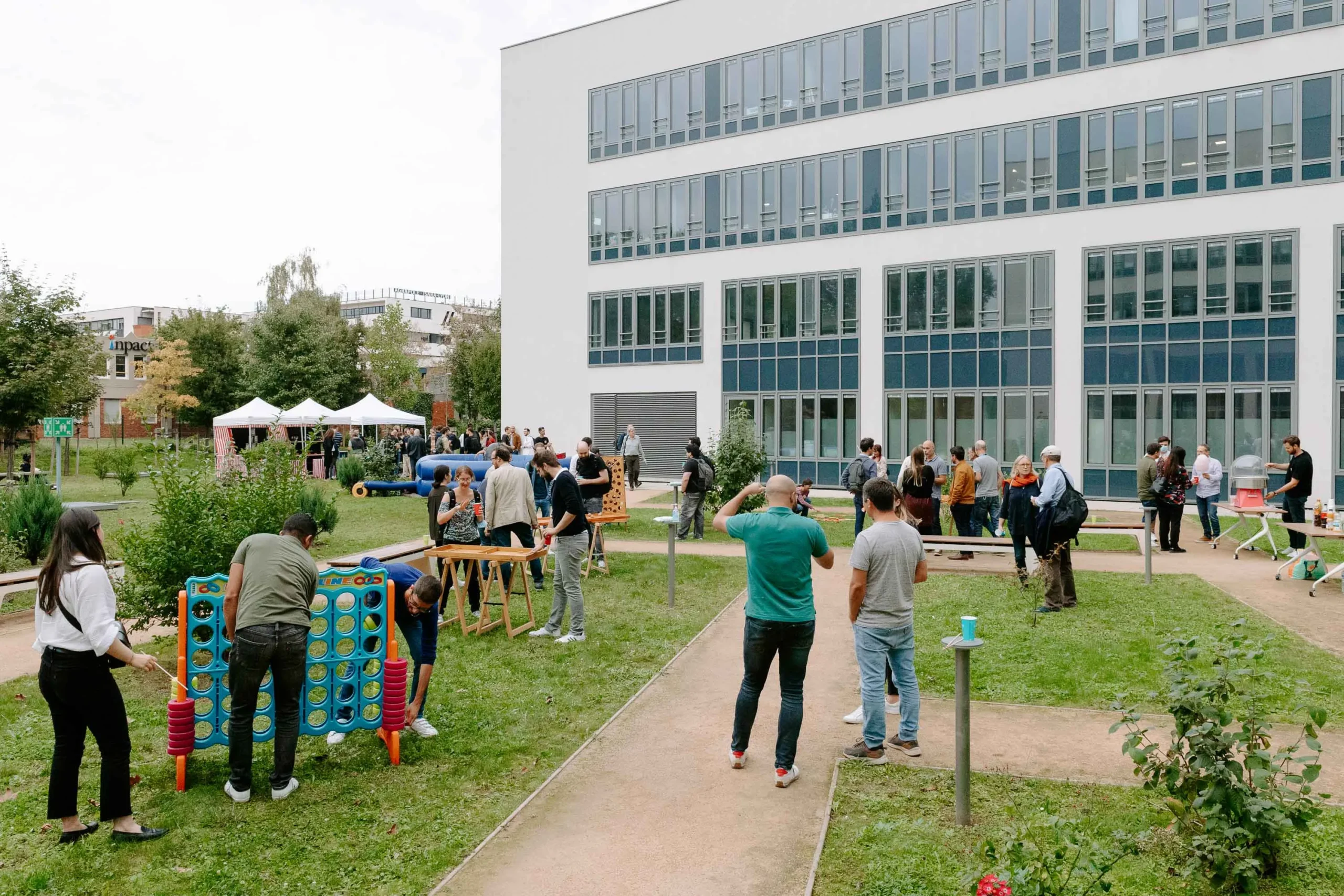 Lieu événementiel jeux géants Trois-Rivières vue Saint-Laurent en arrière-plan · INNOV'events
