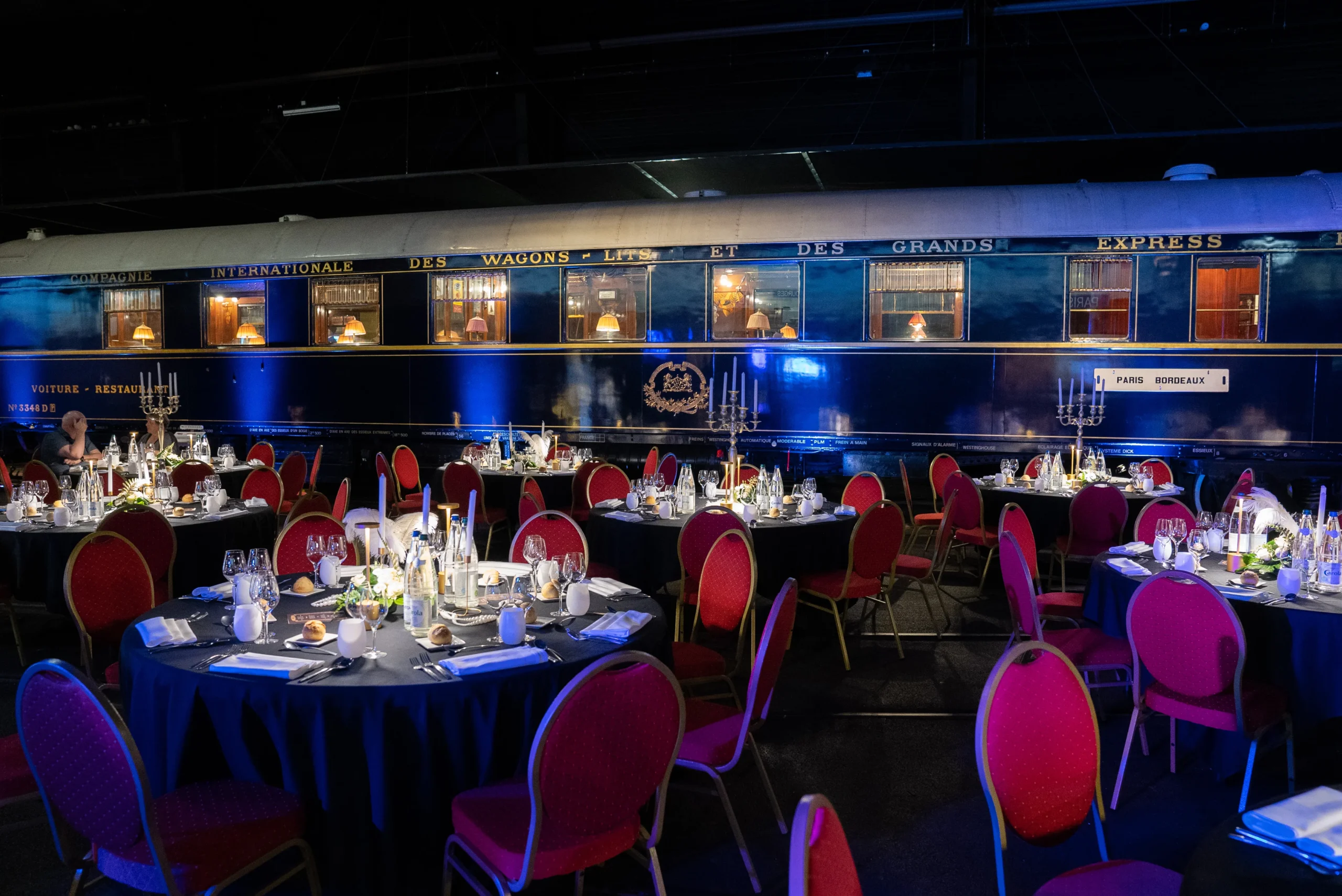 Corporate team dinner Trois-Rivieres set tables in a historic room in Vieux-Trois-Rivières · INNOV'events