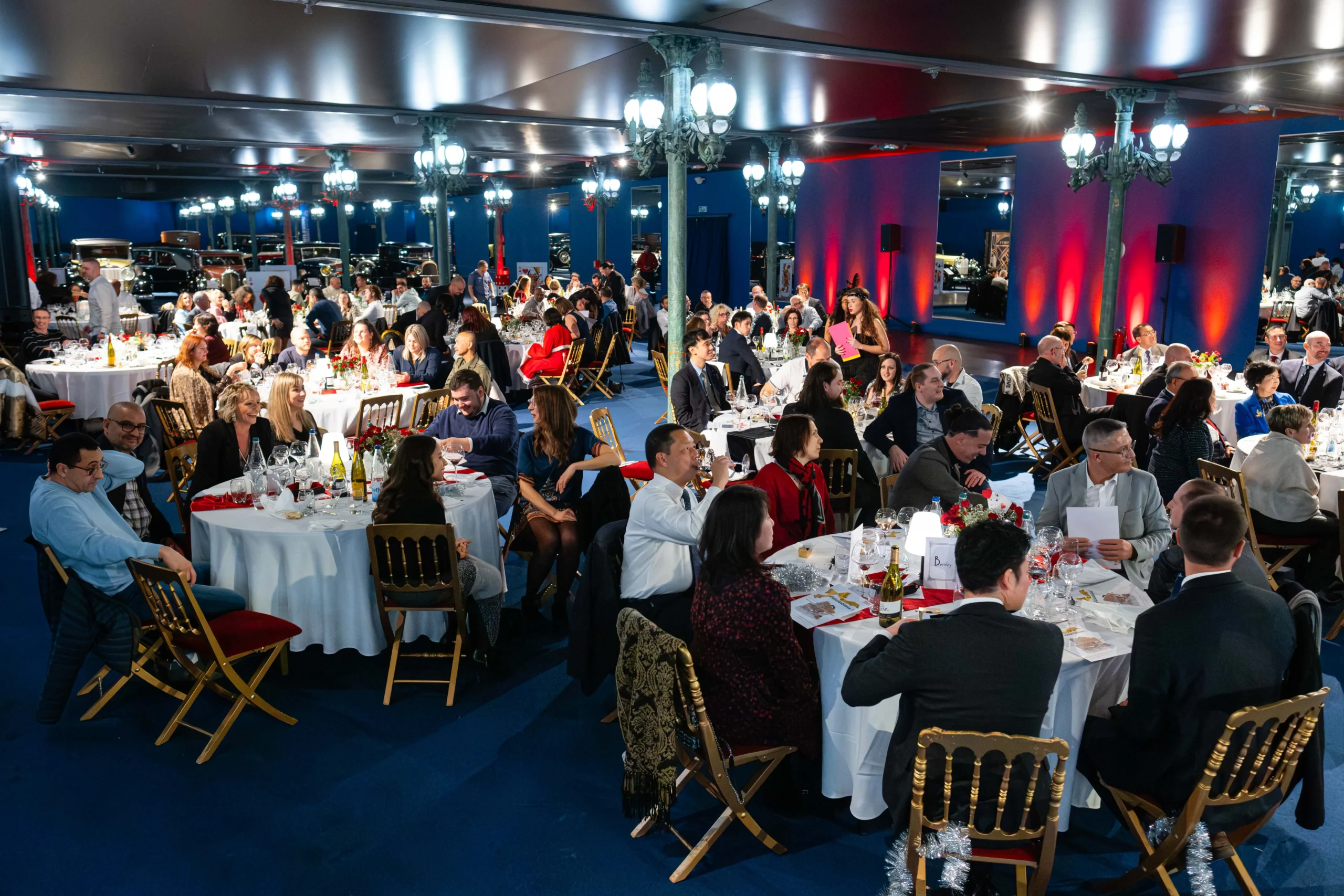 Dîner d'équipe Laval salle de banquet moderne éclairage tamisé tables rondes · INNOV'events organisation d'événements
