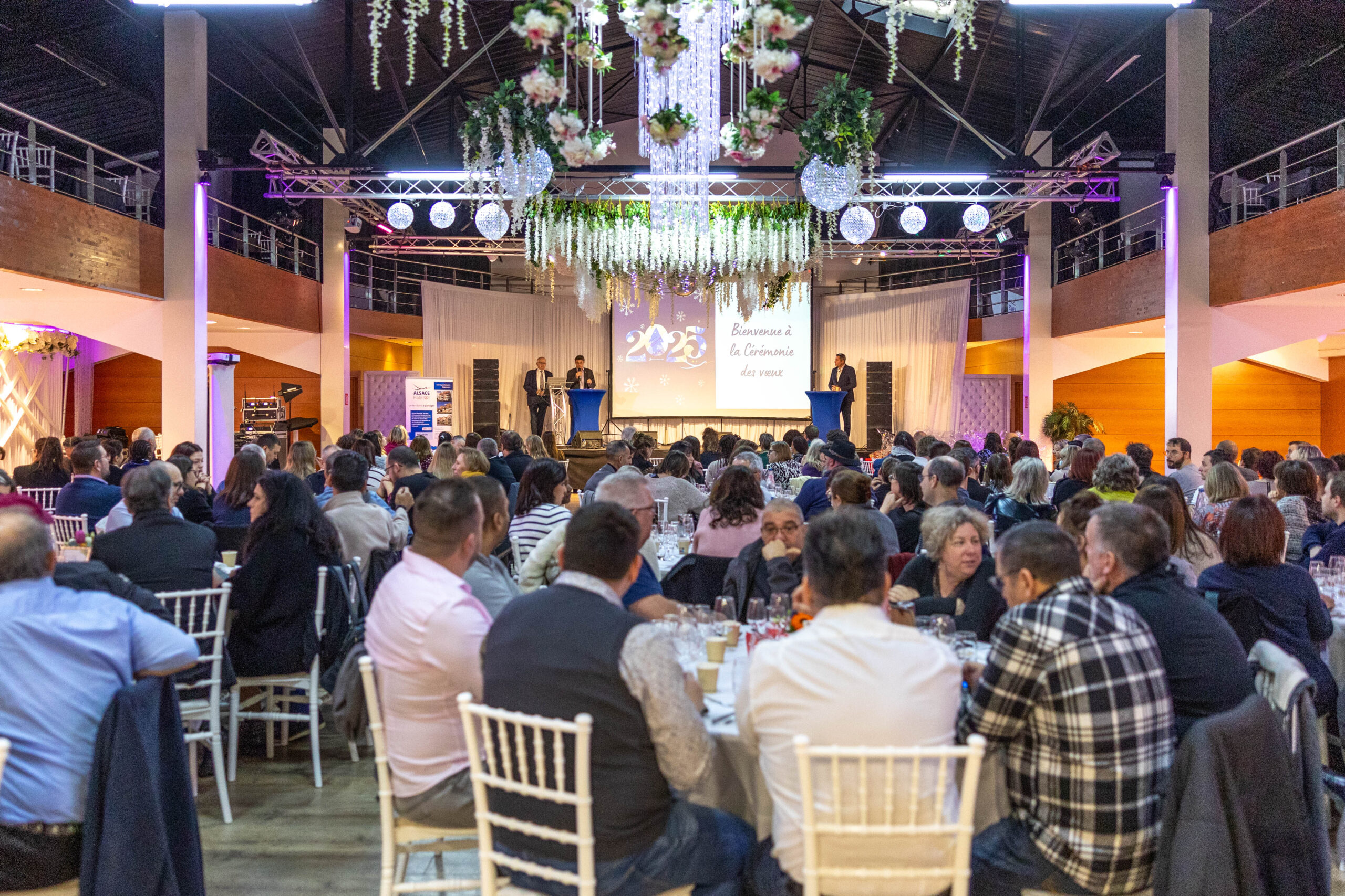 Atelier de travail en équipe Trois-Rivières salle lumineuse avec grandes fenêtres · INNOV'events