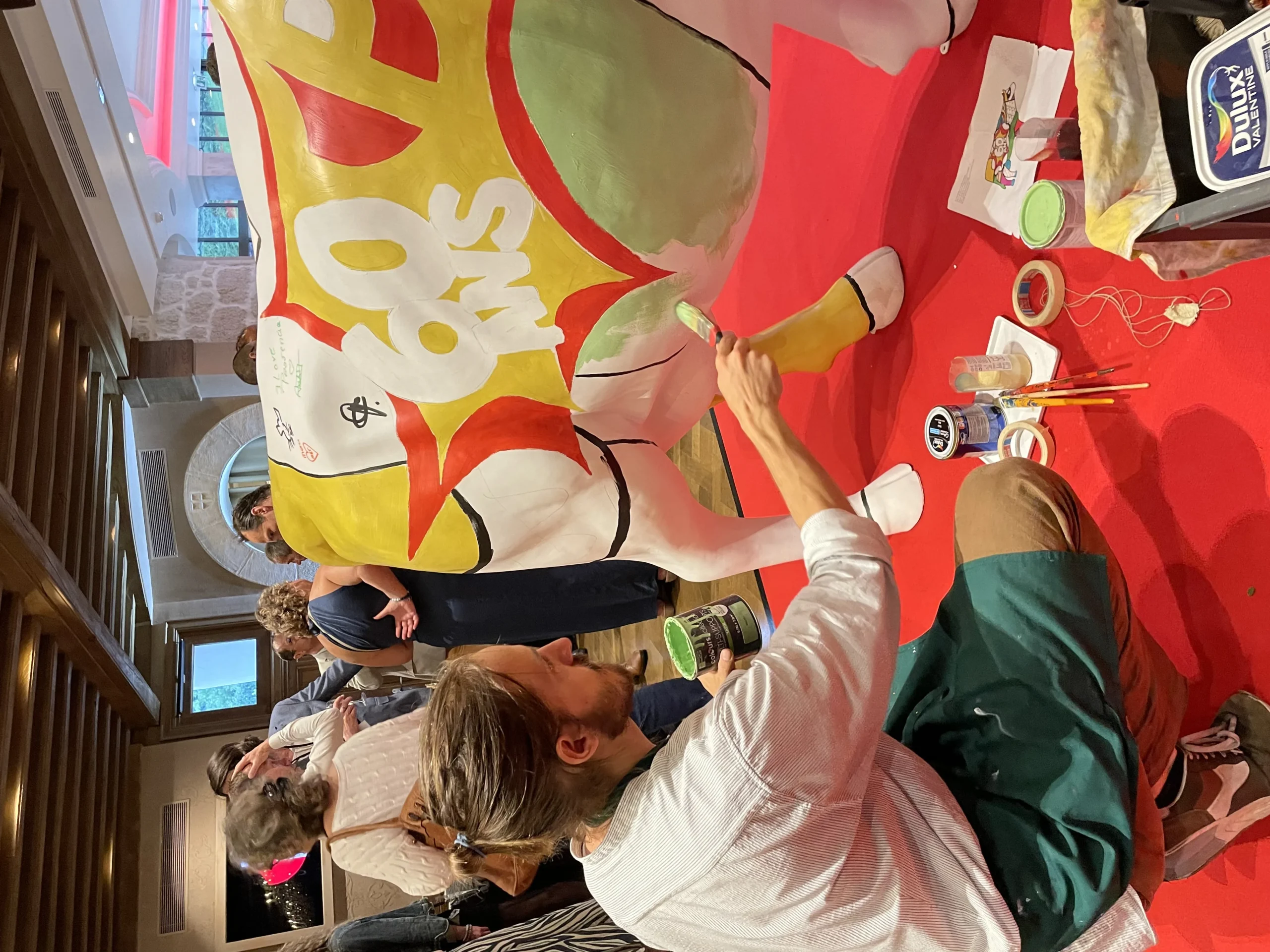 Atelier de colorimétrie Trois-Rivières animatrice présentant palette automne à un groupe d'employées · INNOV'events
