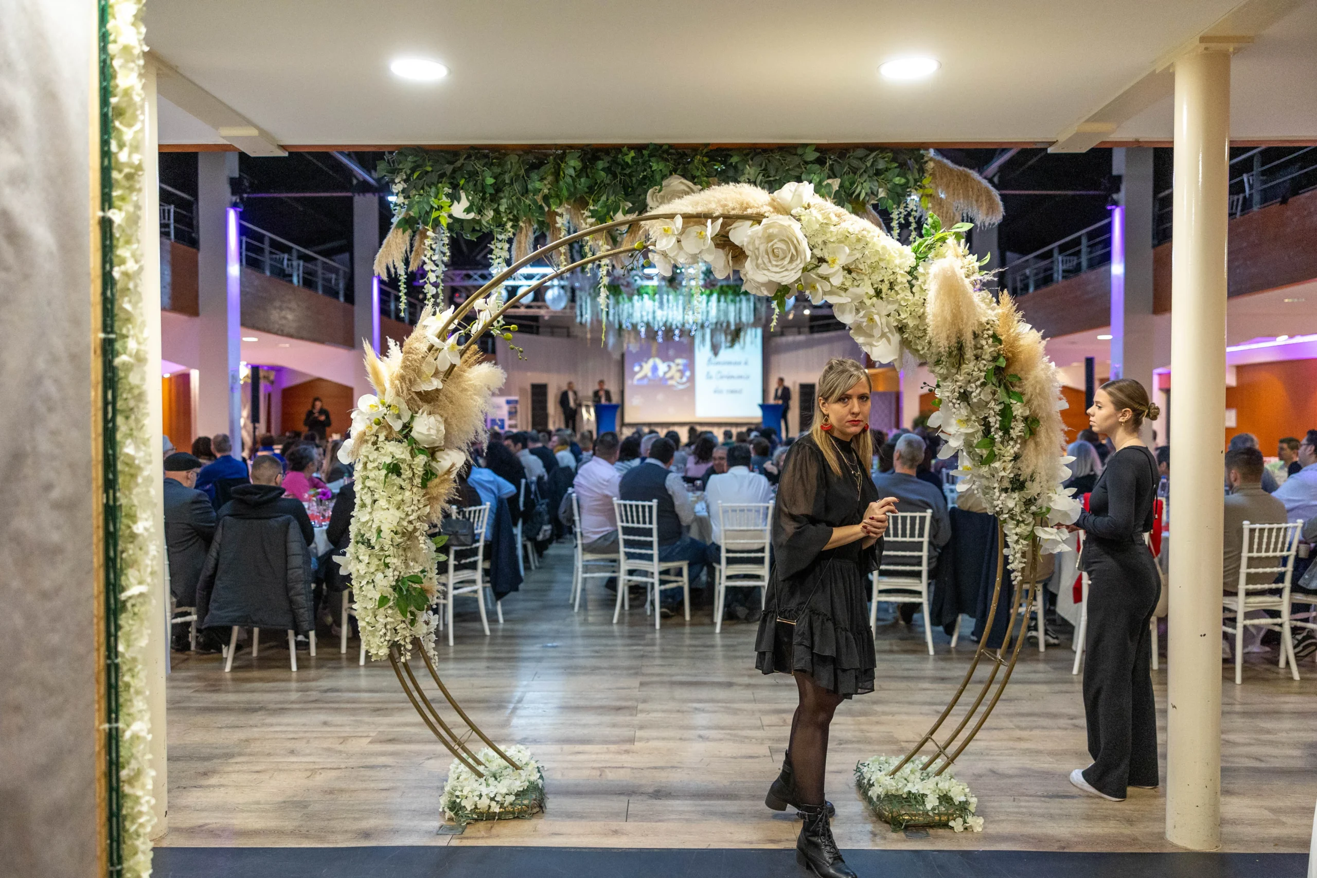 Large-format plenary event venue Laval natural light · INNOV'events event management