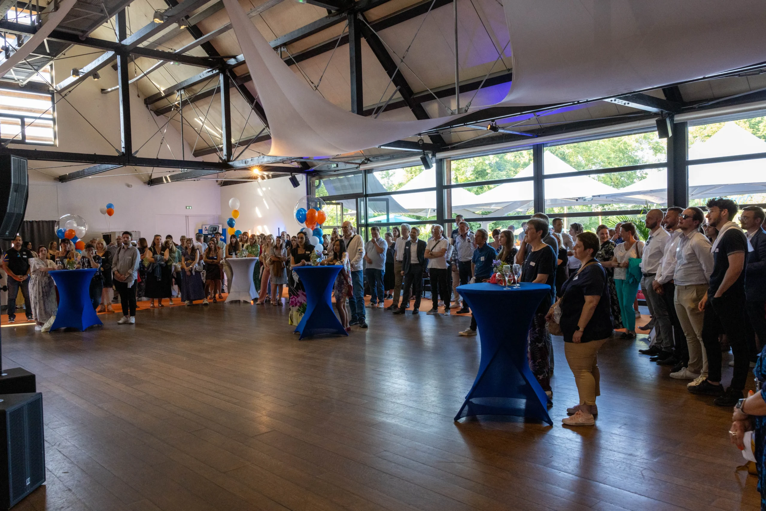 location de salle événementielle Trois-Rivières cocktail dînatoire lumières chaleureuses · INNOV'events