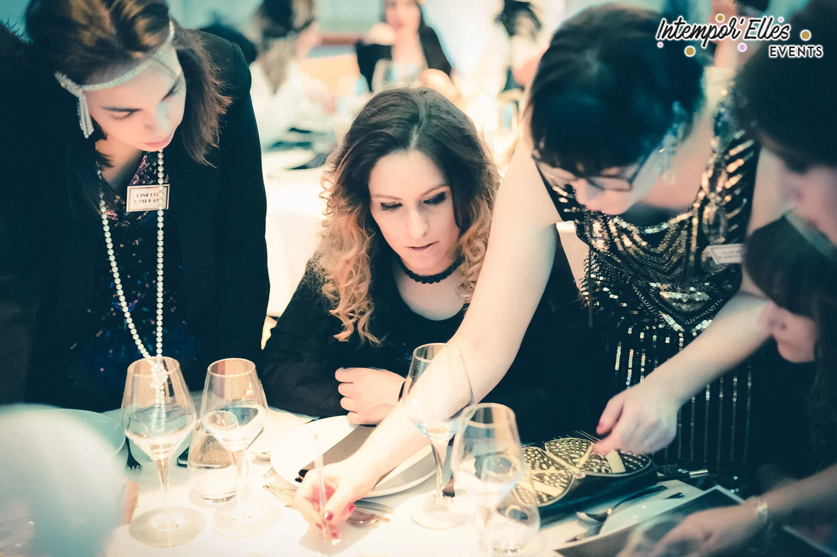 Large-group investigation, immersive murder mystery evening in Laval, teams analyzing clues · INNOV'events