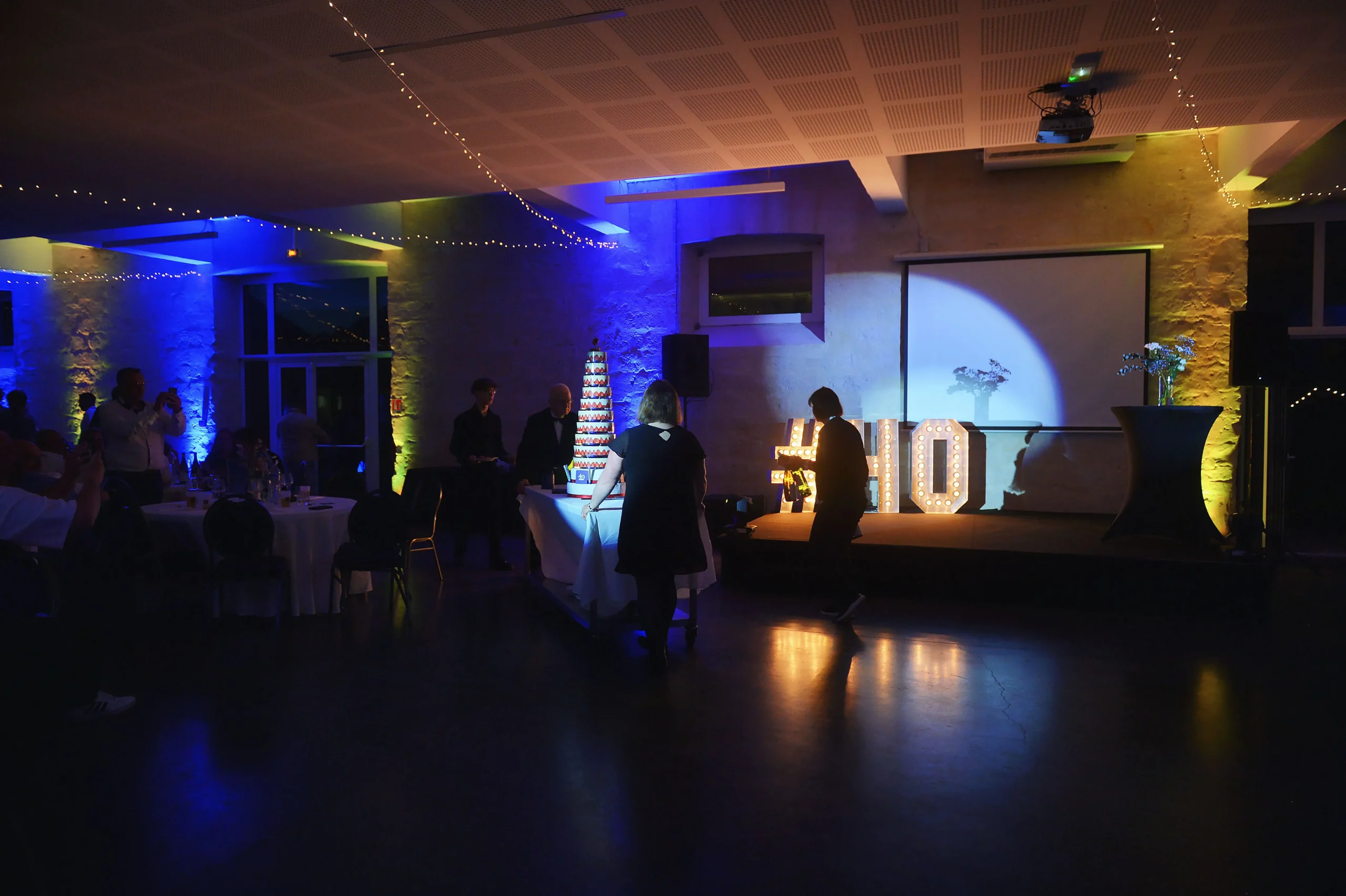Corporate anniversary cocktail reception in Quebec, festive group atmosphere in the evening · INNOV'events