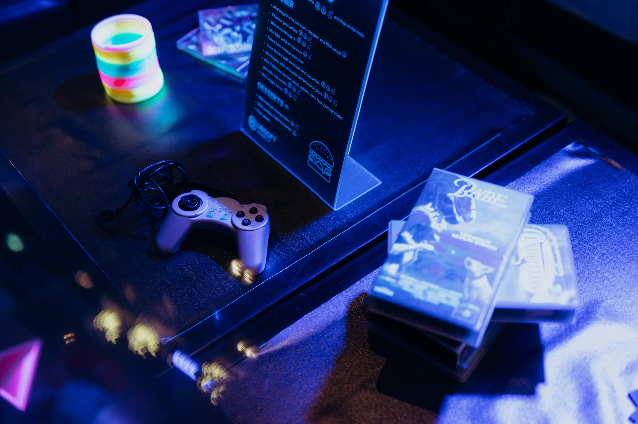 Corporate arcade games Montreal group of employees around retro cabinets event venue Vieux-Montréal · INNOV'events